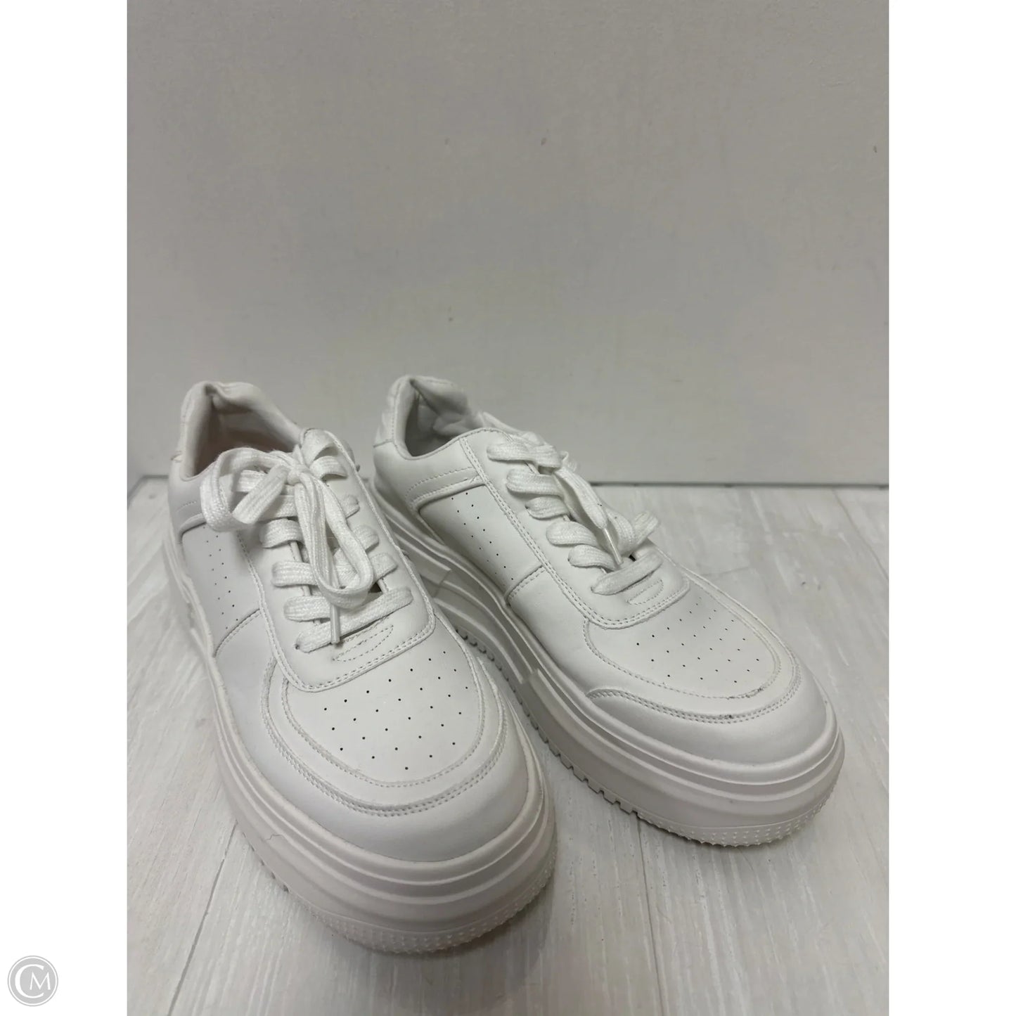 Shoes Sneakers By Steve Madden In White, Size: 11