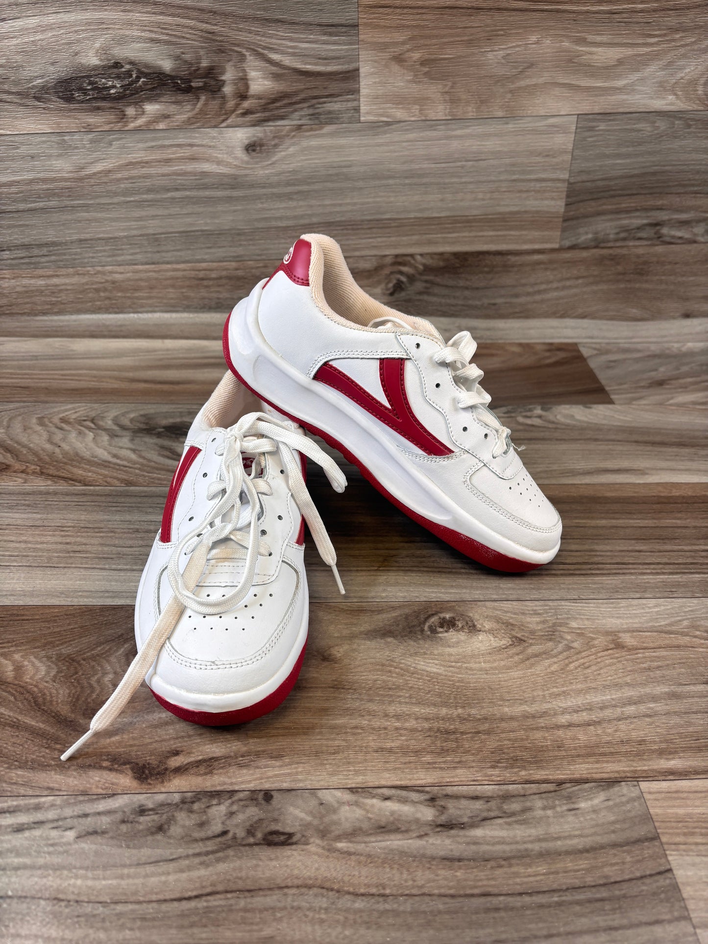 Shoes Sneakers By Clothes Mentor In Red & White, Size: 7