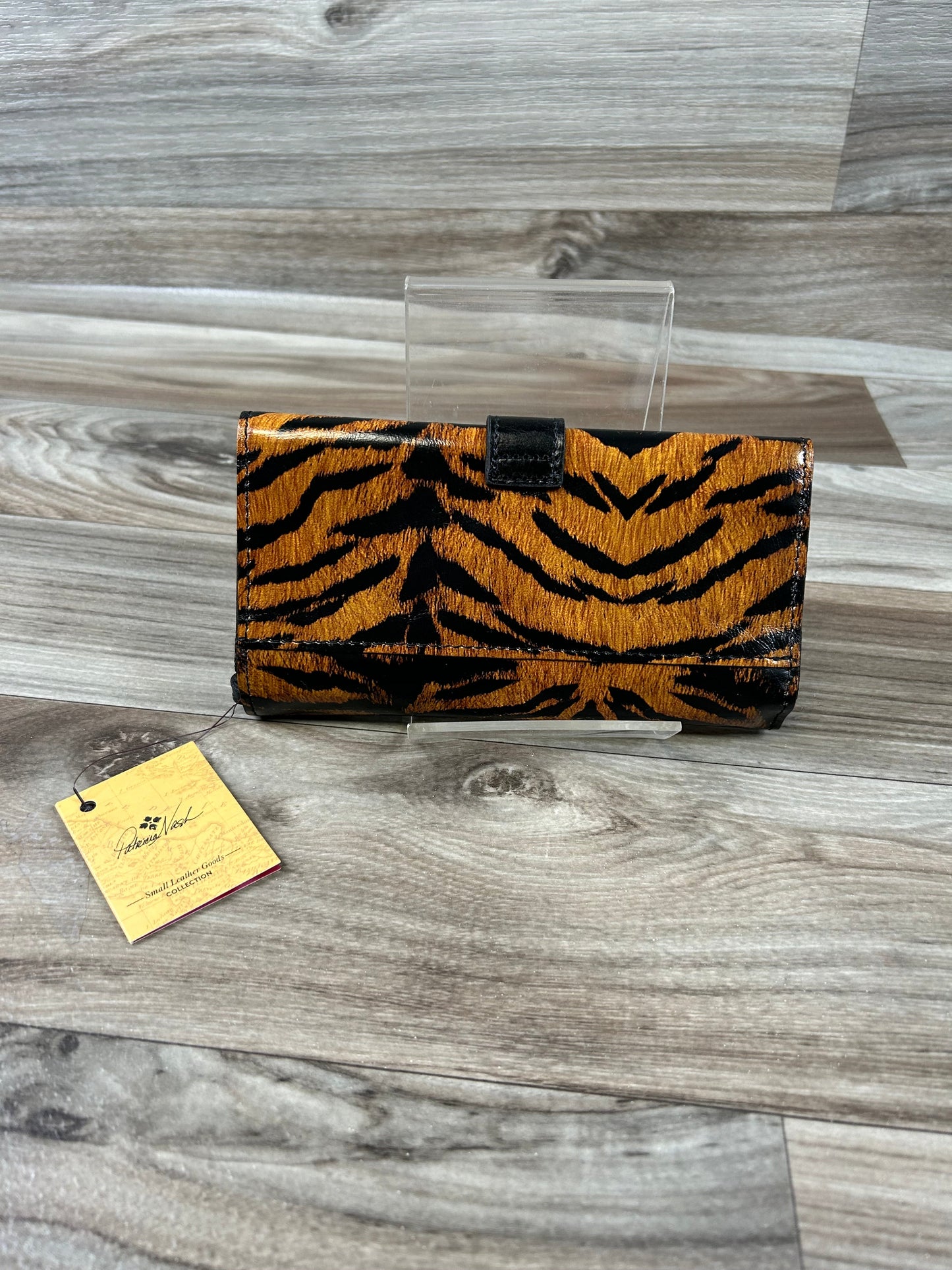 Wallet Designer Patricia Nash, Size Medium