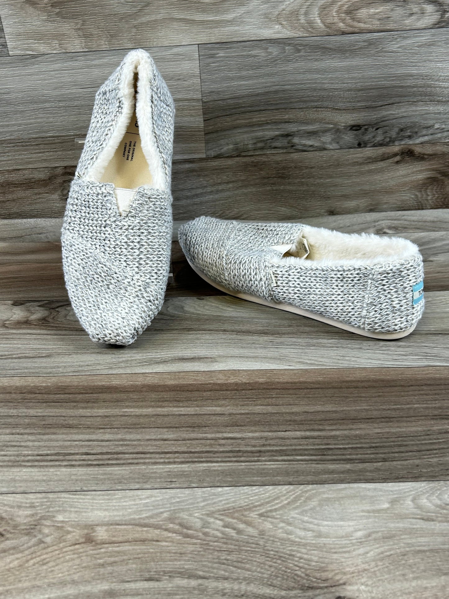 Shoes Flats By Toms In Grey & White, Size: 10