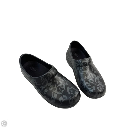 Shoes Flats By Crocs In Ivory, Size: 8