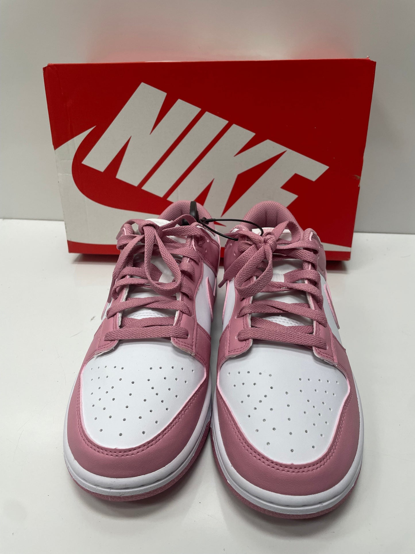 Shoes Sneakers By Nike In Cream & Pink, Size: 10.5