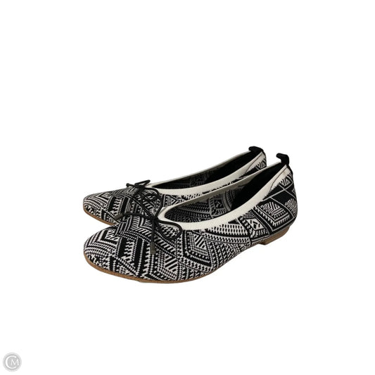 Shoes Flats By Skechers In Black & White, Size: 6.5