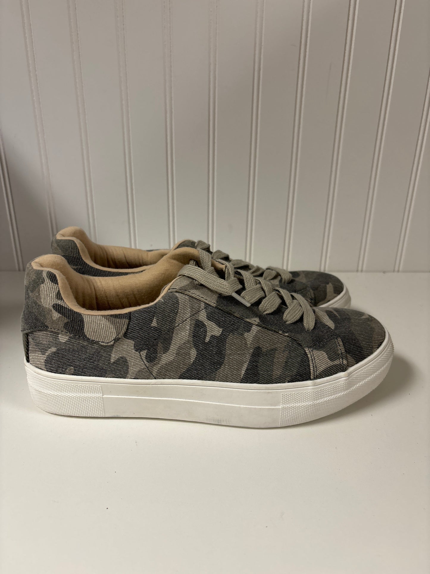 Camouflage Print Shoes Sneakers Soda, Size 10