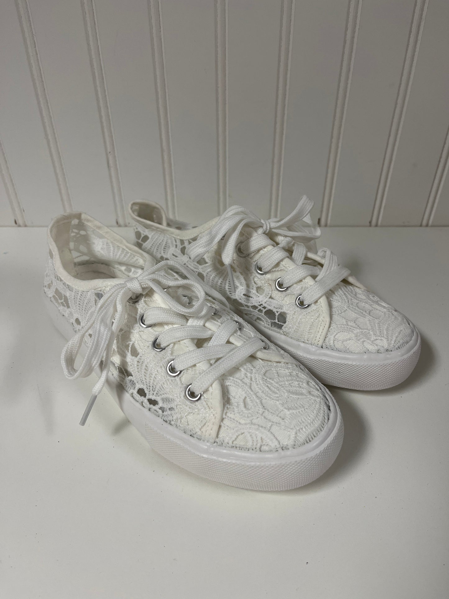 Shoes Sneakers By Clothes Mentor In White, Size: 6