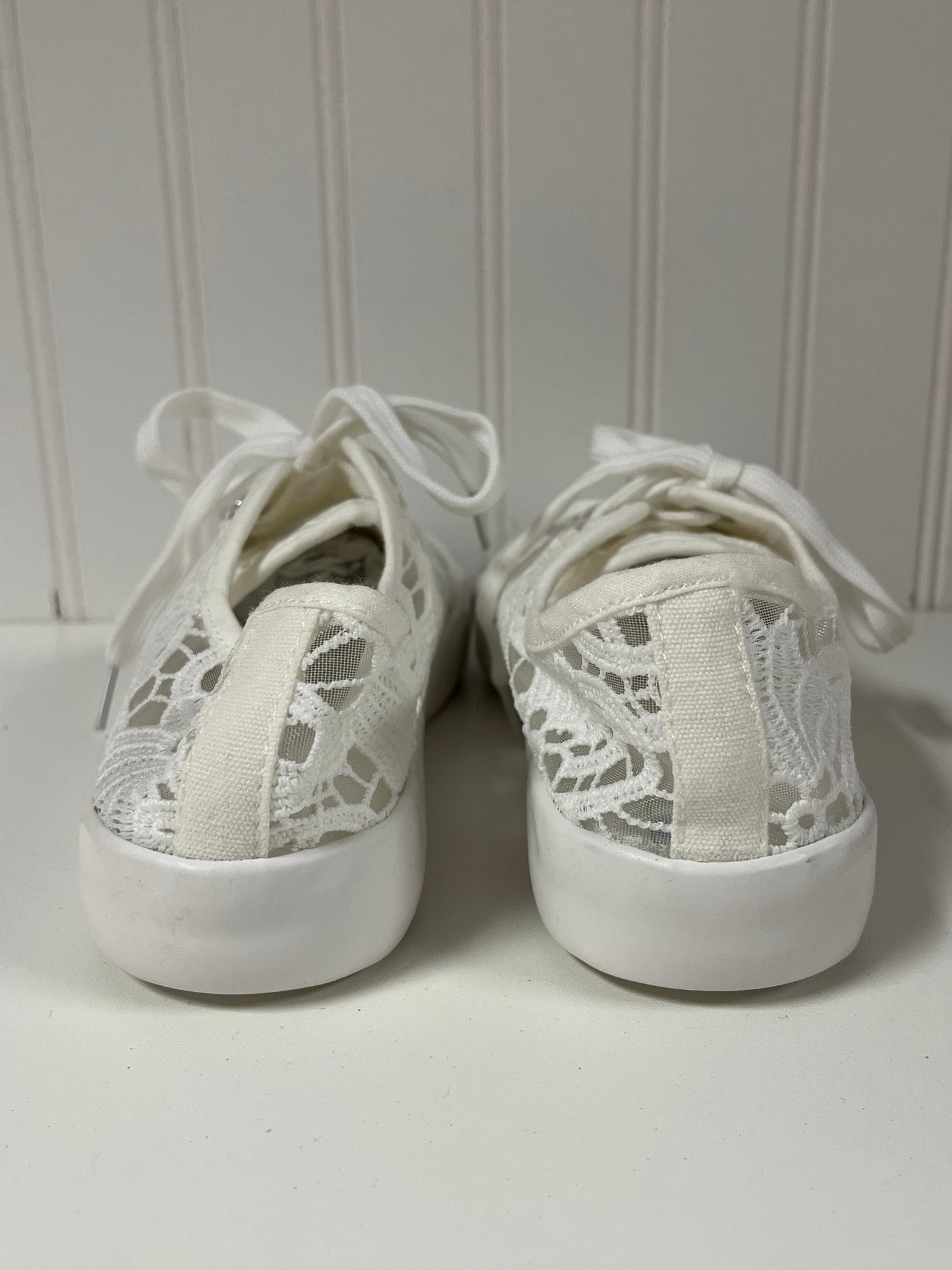 Shoes Sneakers By Clothes Mentor In White, Size: 6