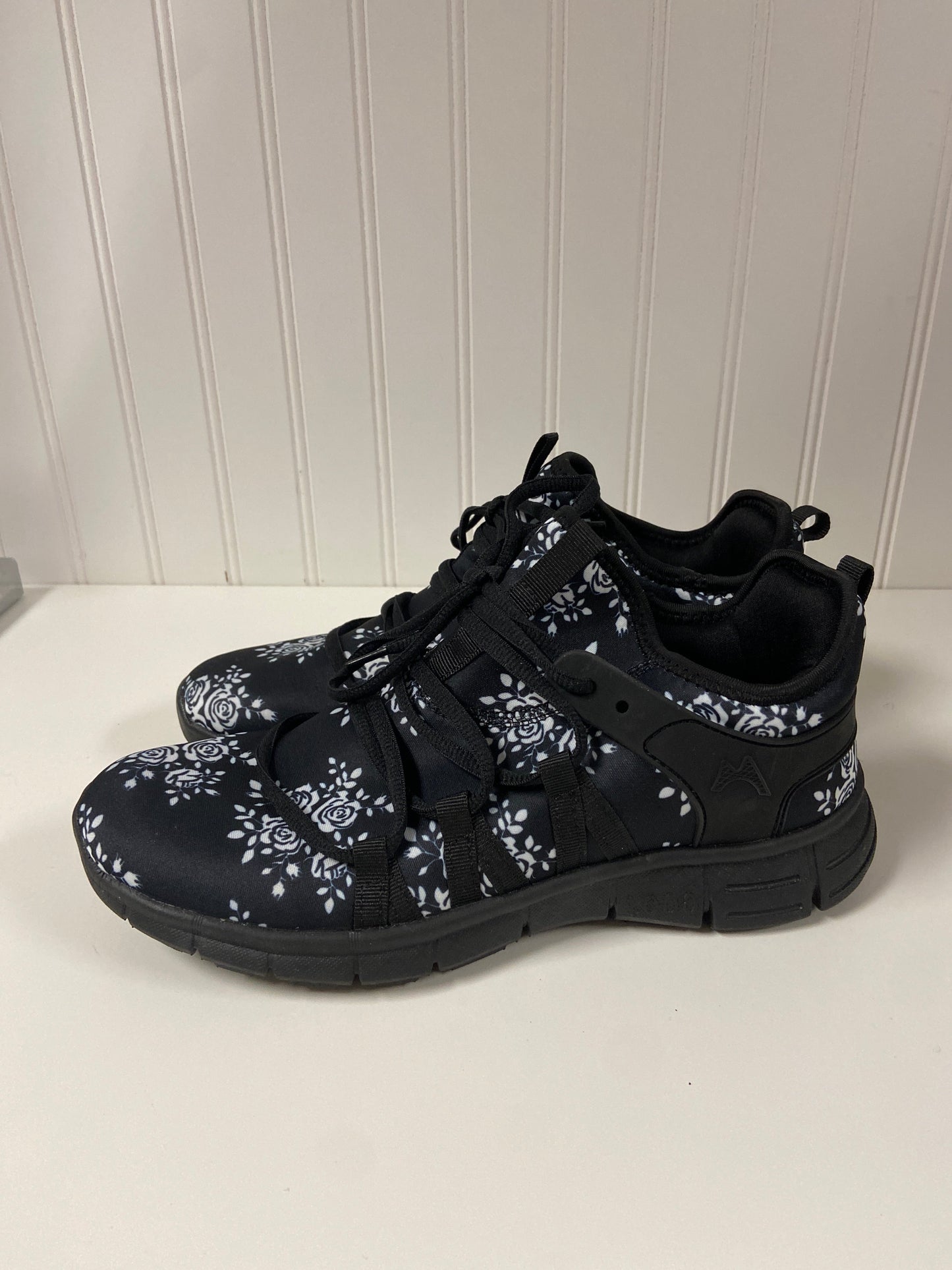 Shoes Sneakers By Clothes Mentor In Black, Size: 10.5