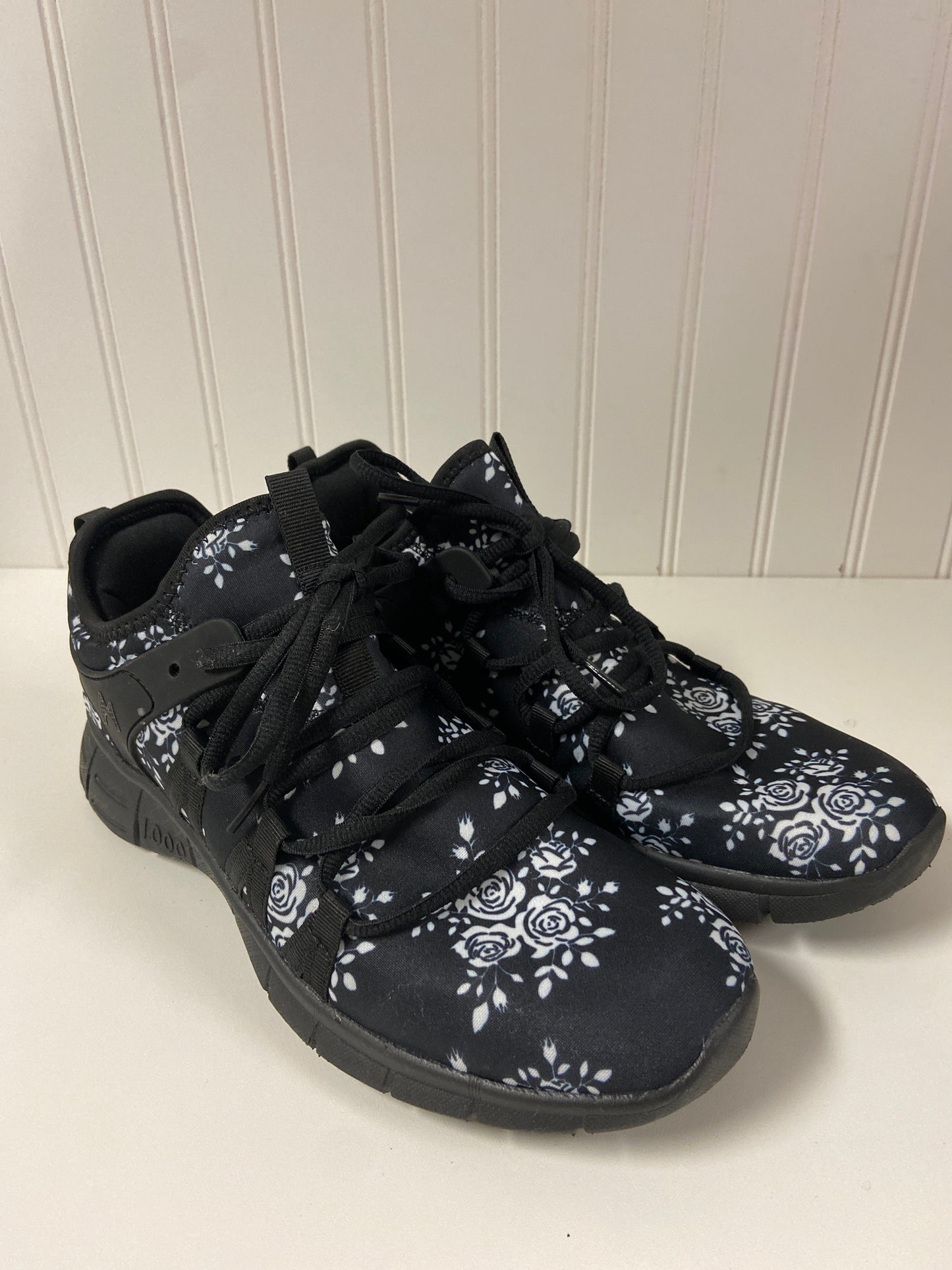 Shoes Sneakers By Clothes Mentor In Black, Size: 10.5