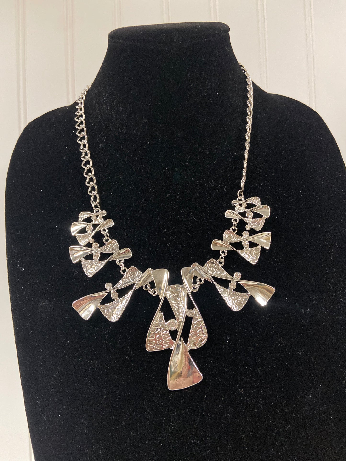 Necklace Set By Paparazzi  Size: 02 Piece Set