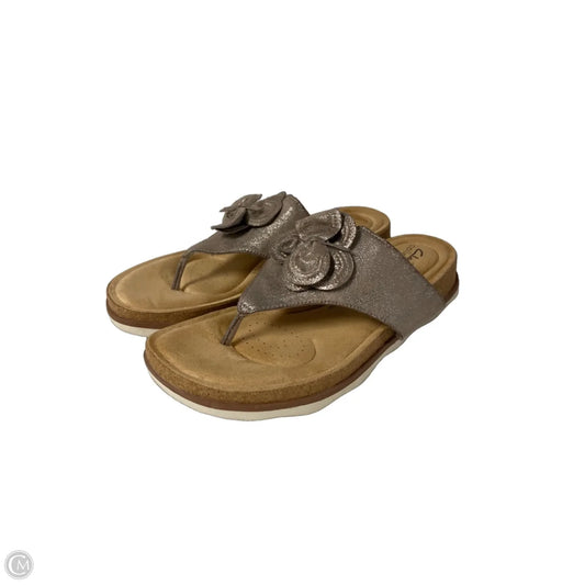 Sandals Flats By Clarks In Tan, Size: 10