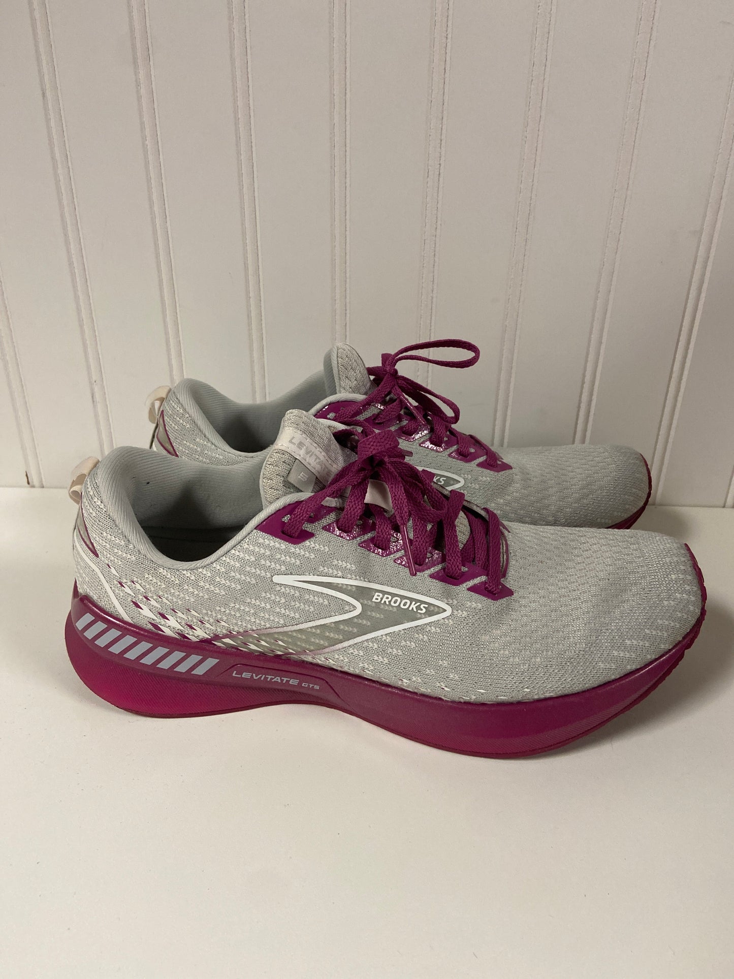 Shoes Athletic By Brooks In Cream & Pink, Size: 9.5