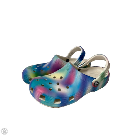 Shoes Flats By Crocs In Multi-colored, Size: 9
