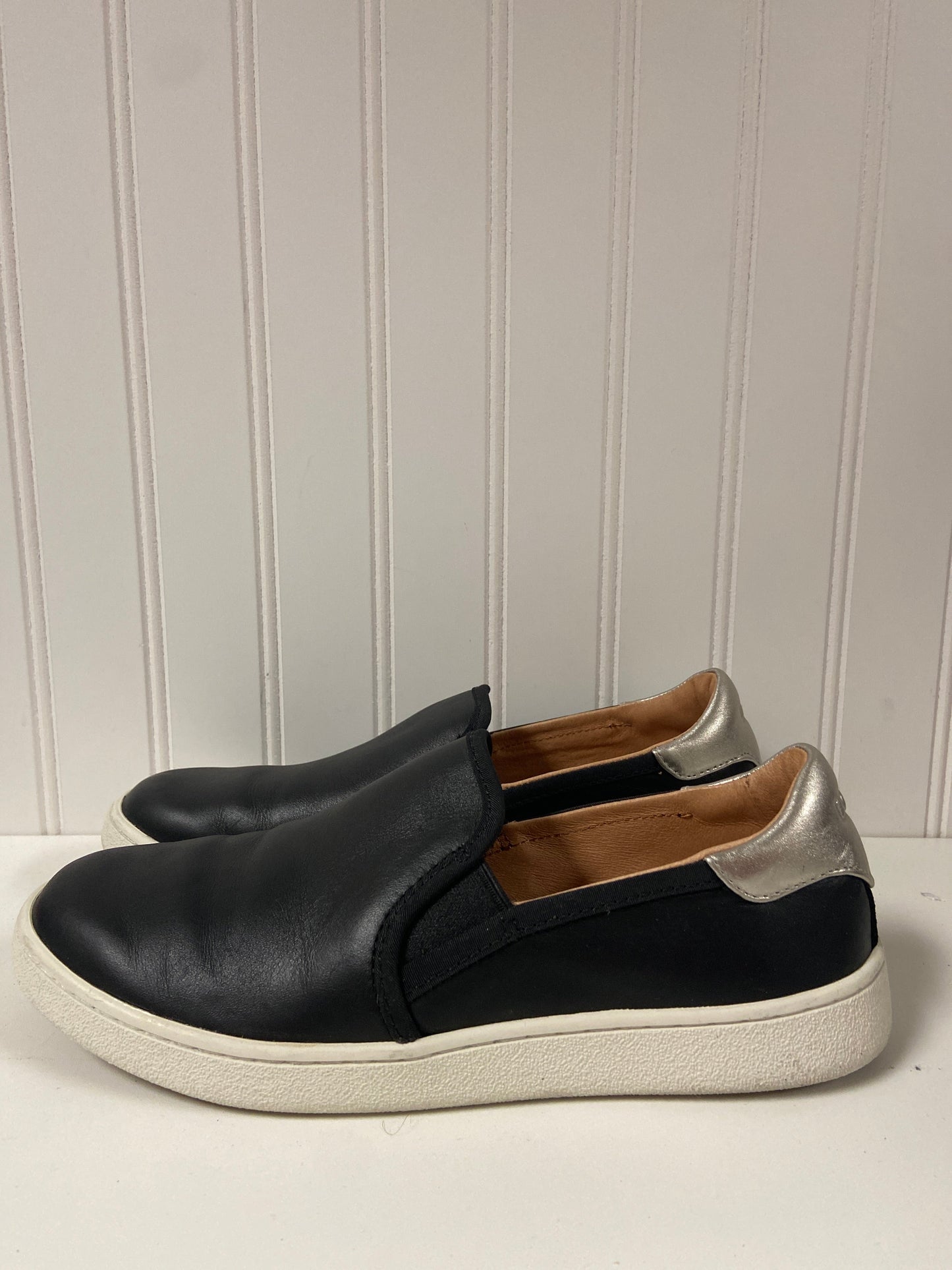 Black Shoes Flats Ugg, Size 8