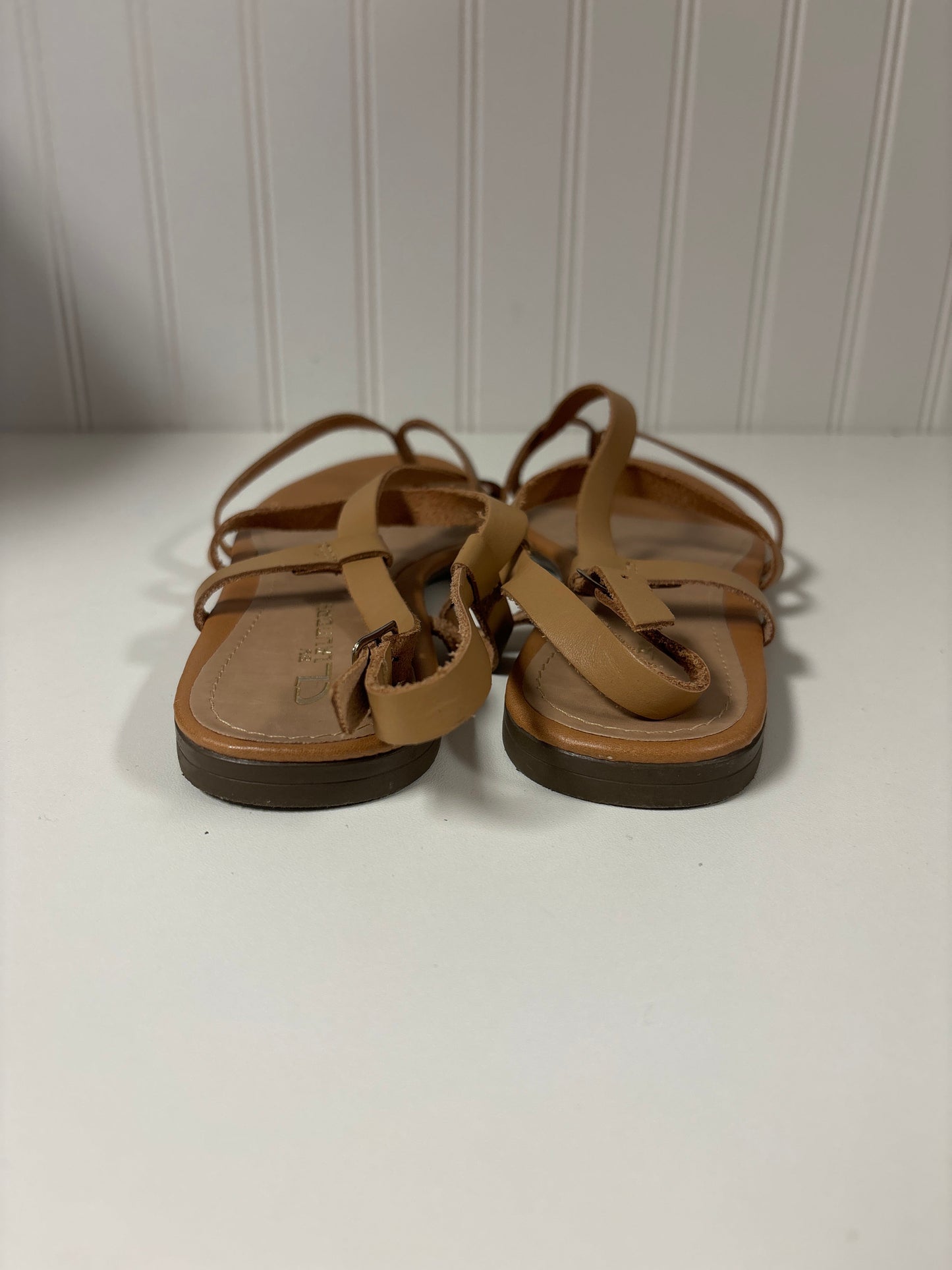 Tan Sandals Flats Chinese Laundry, Size 6