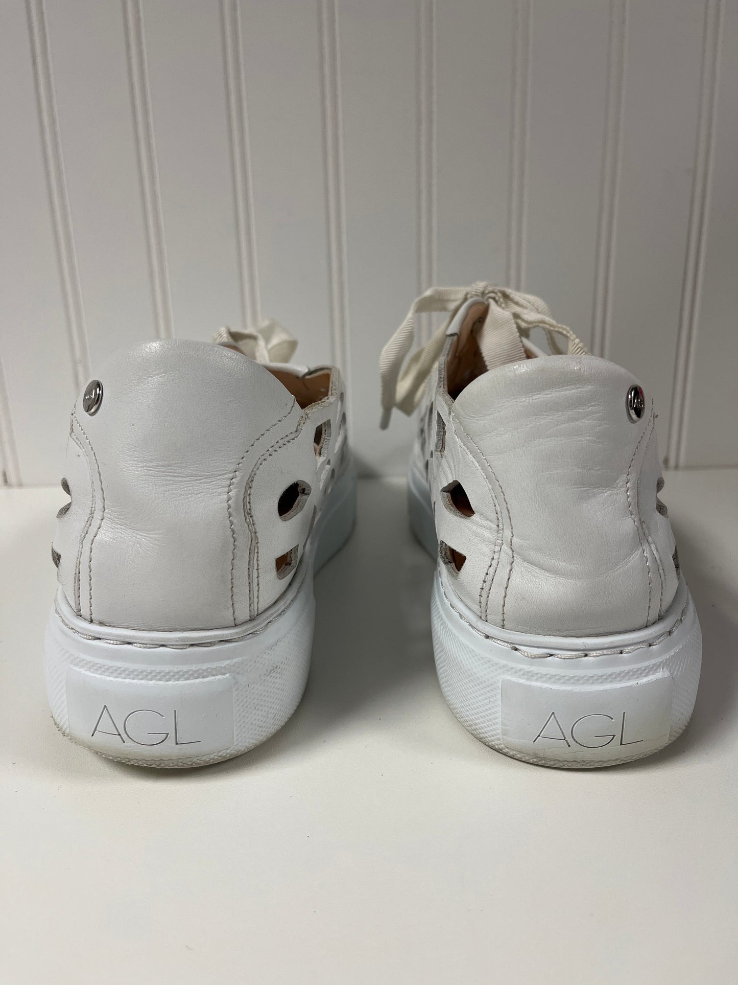 Shoes Sneakers By Agl In White, Size: Change 14p