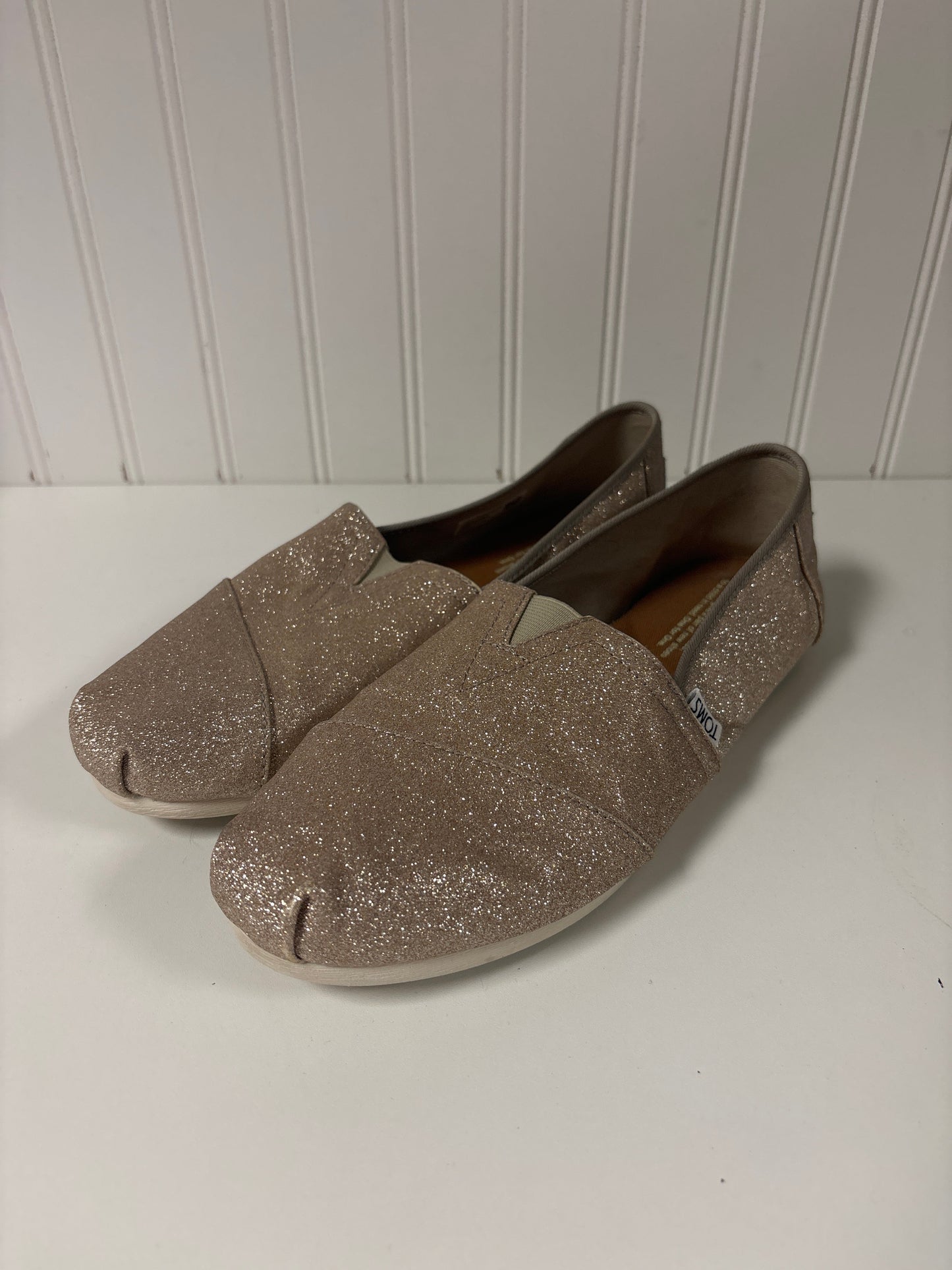 Shoes Flats By Toms In Gold, Size: 9.5