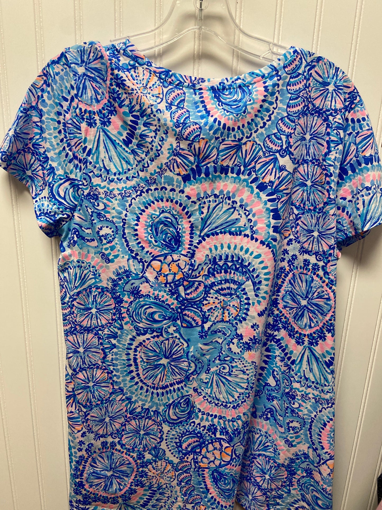 Top Short Sleeve Designer By Lilly Pulitzer In Blue & White, Size: L