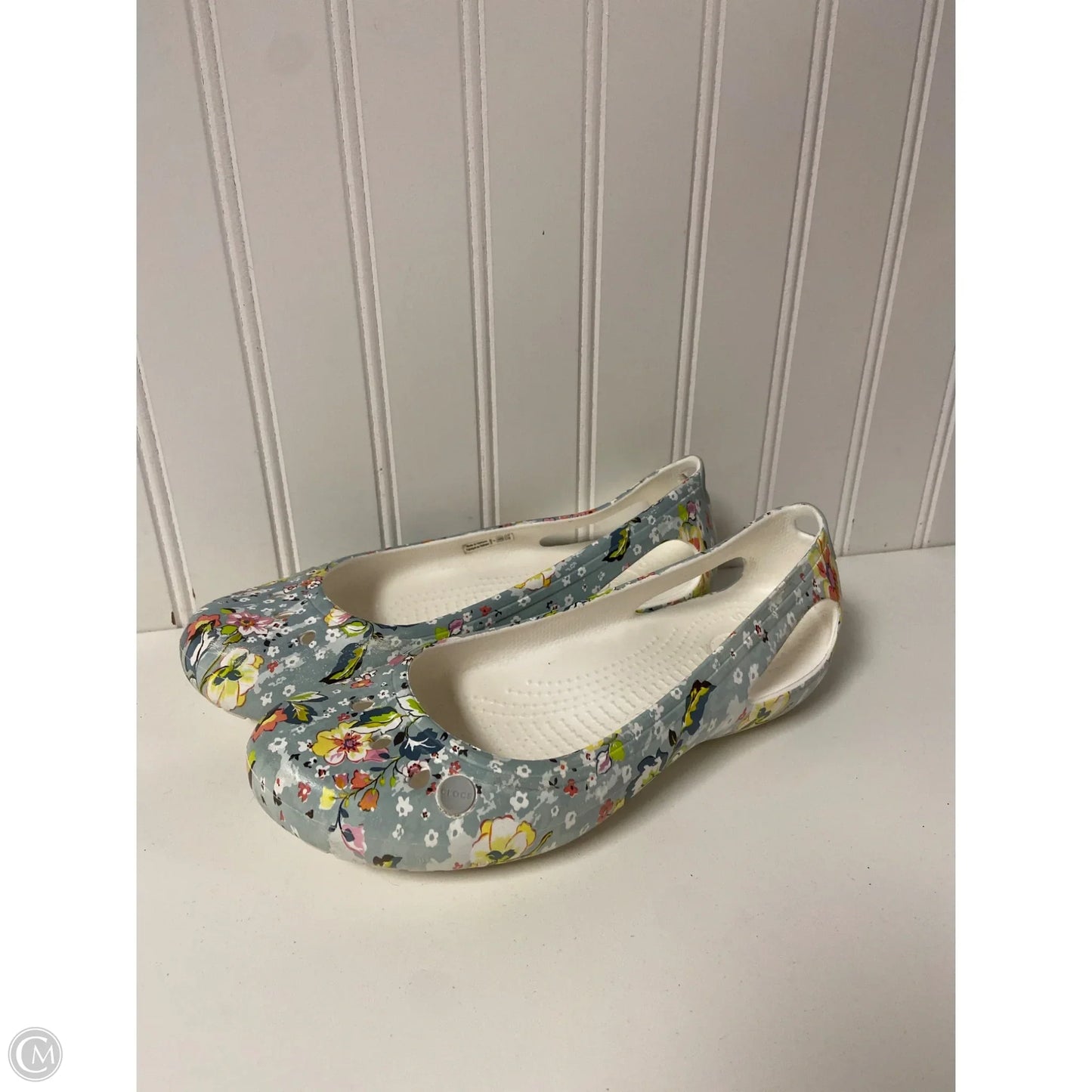 Shoes Flats By Crocs In Floral Print, Size: 7