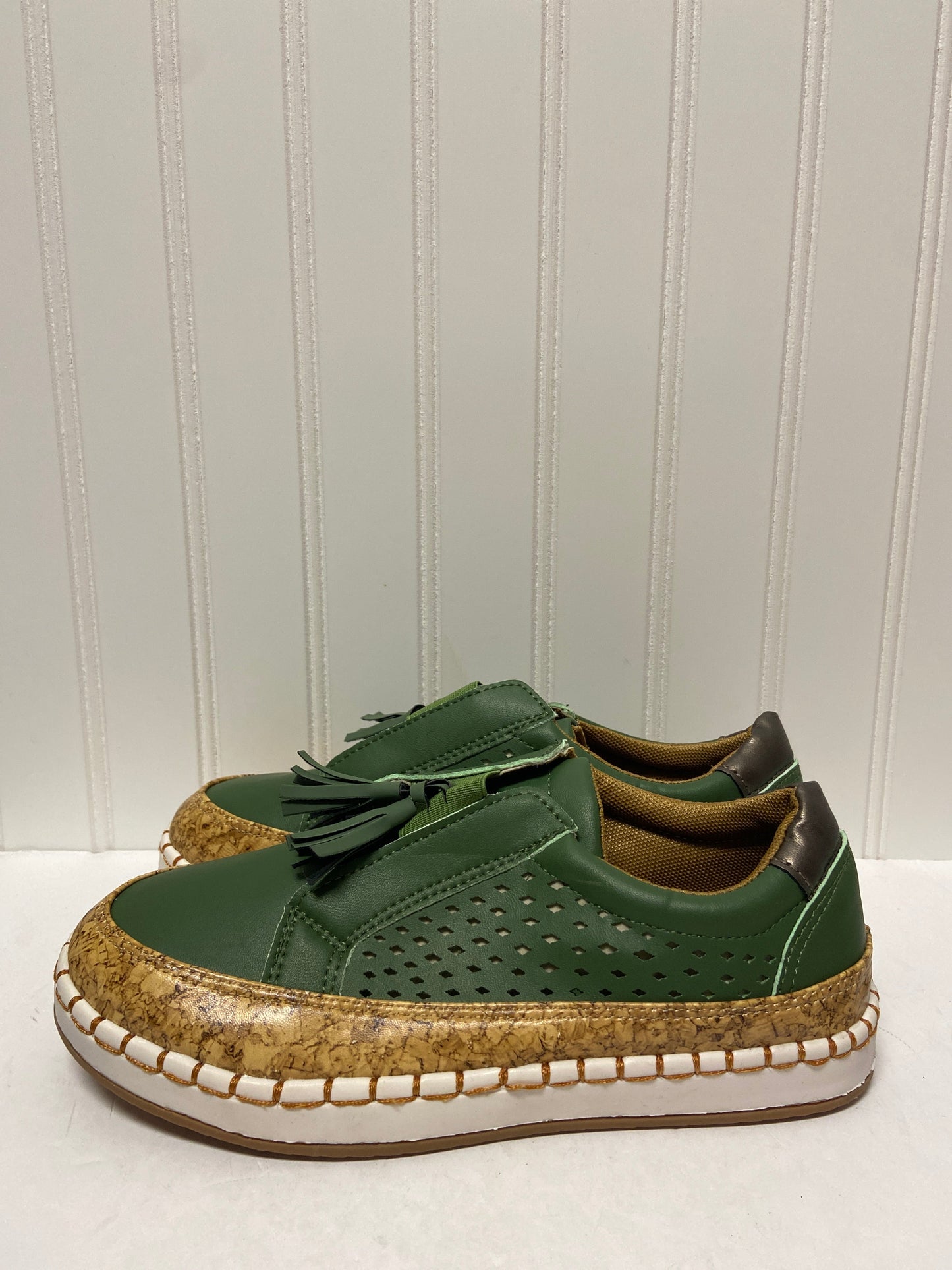 Green Shoes Flats Clothes Mentor, Size 7.5