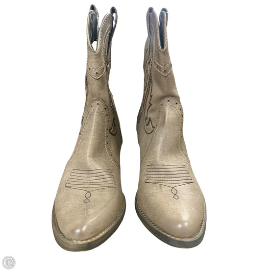 Boots Ankle Flats By Very Volatile In Beige, Size: 8