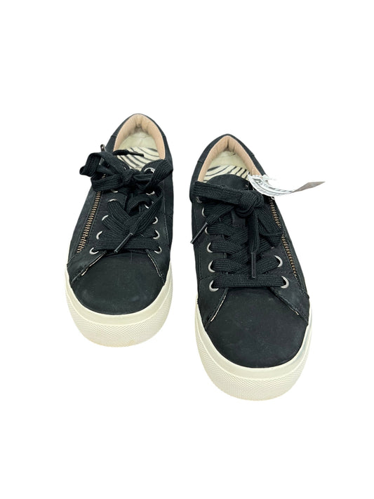 Shoes Sneakers By Taos In Black, Size: 6