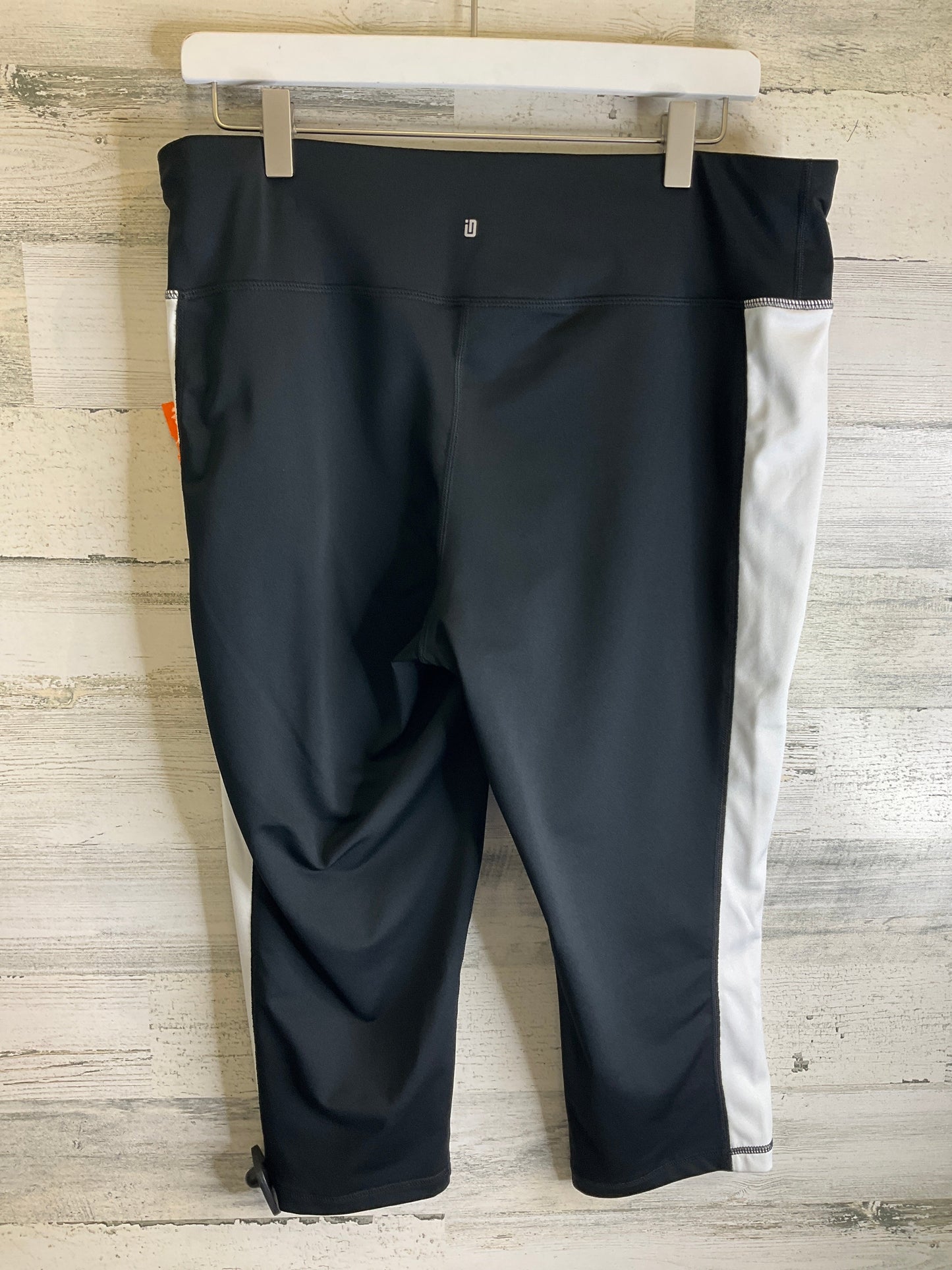 Athletic Capris By Clothes Mentor In Black & White, Size: Xl