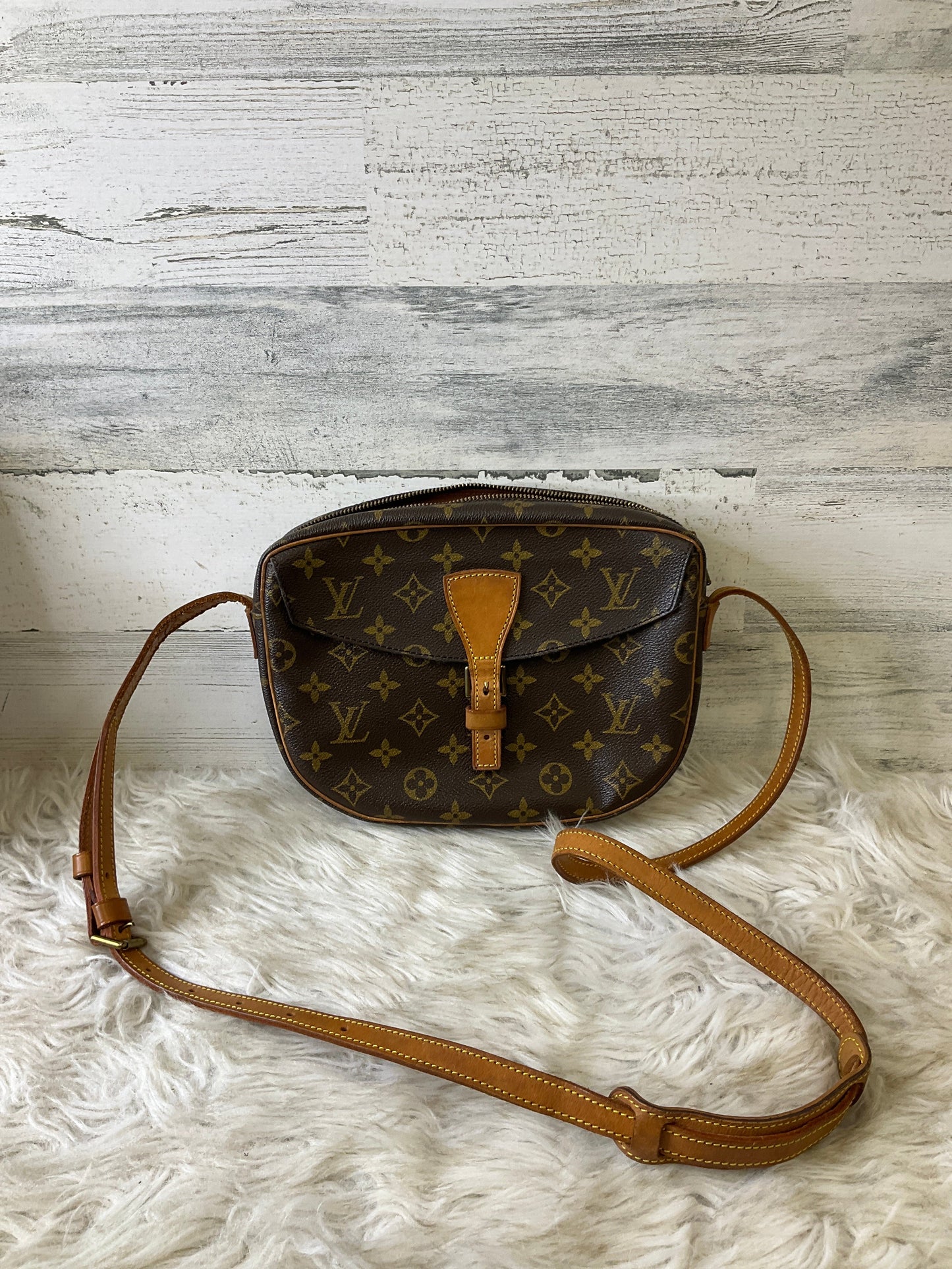 Crossbody Luxury Designer By Louis Vuitton, Size: Medium