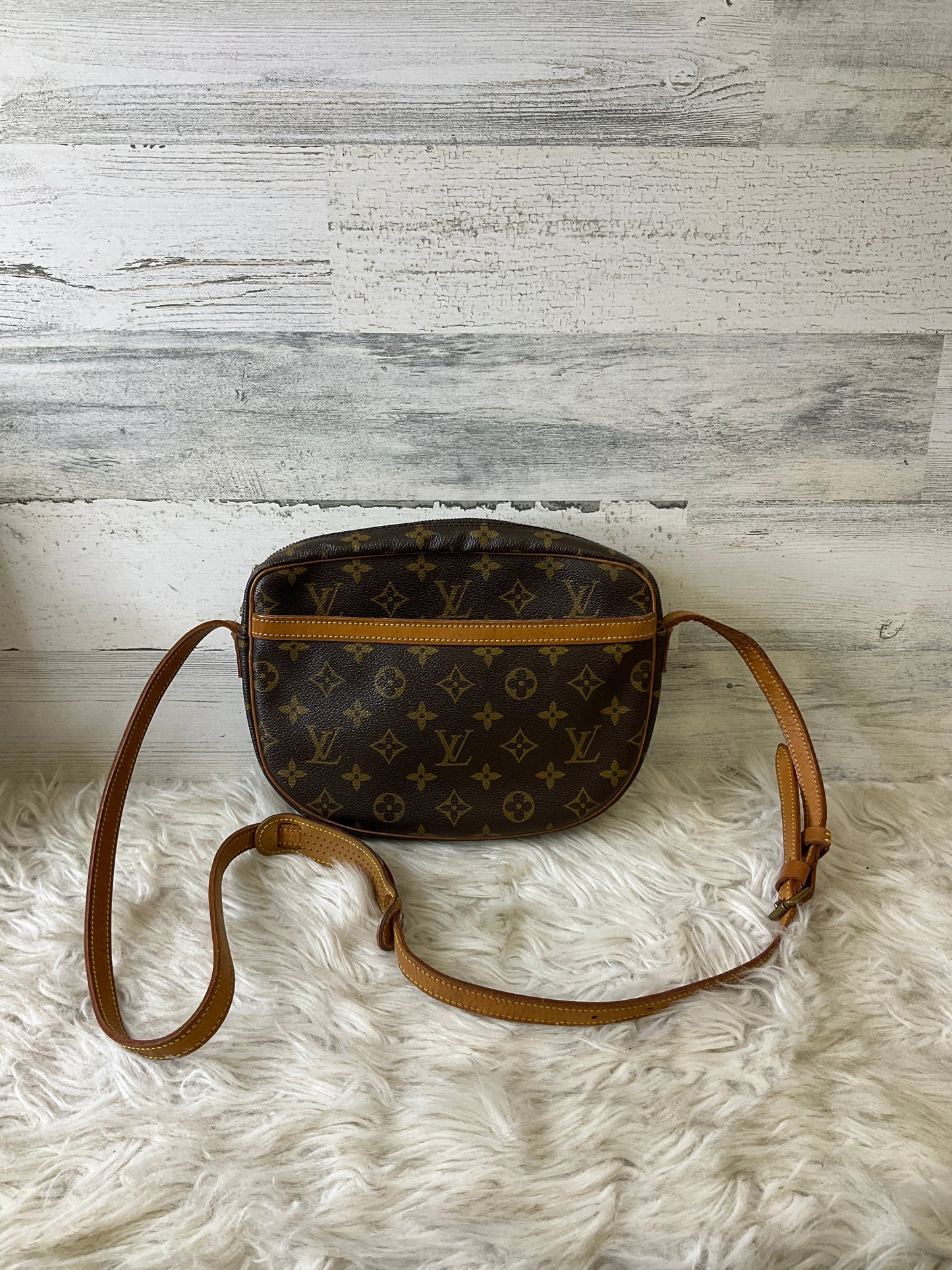 Crossbody Luxury Designer By Louis Vuitton, Size: Medium