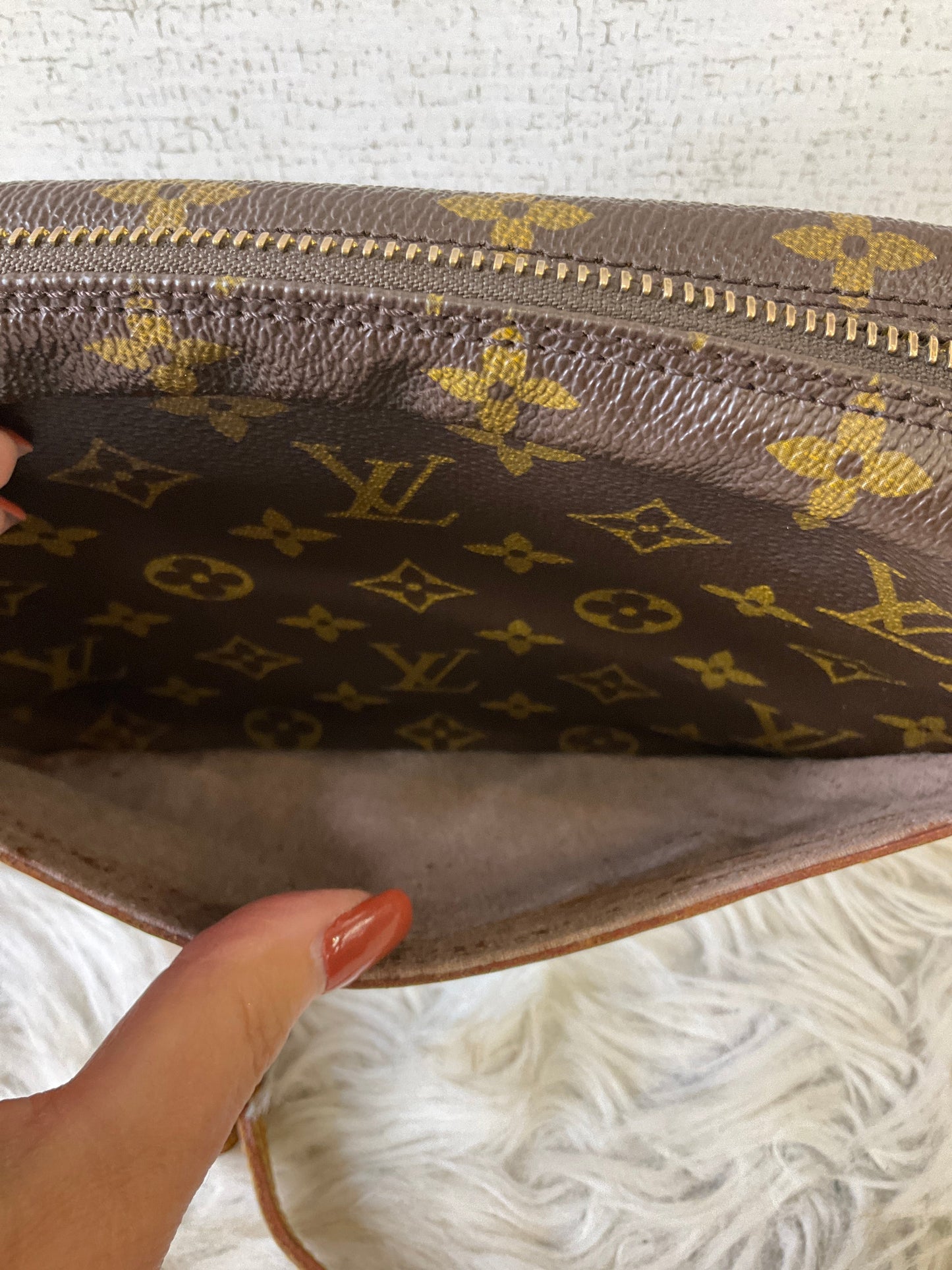 Crossbody Luxury Designer By Louis Vuitton, Size: Medium