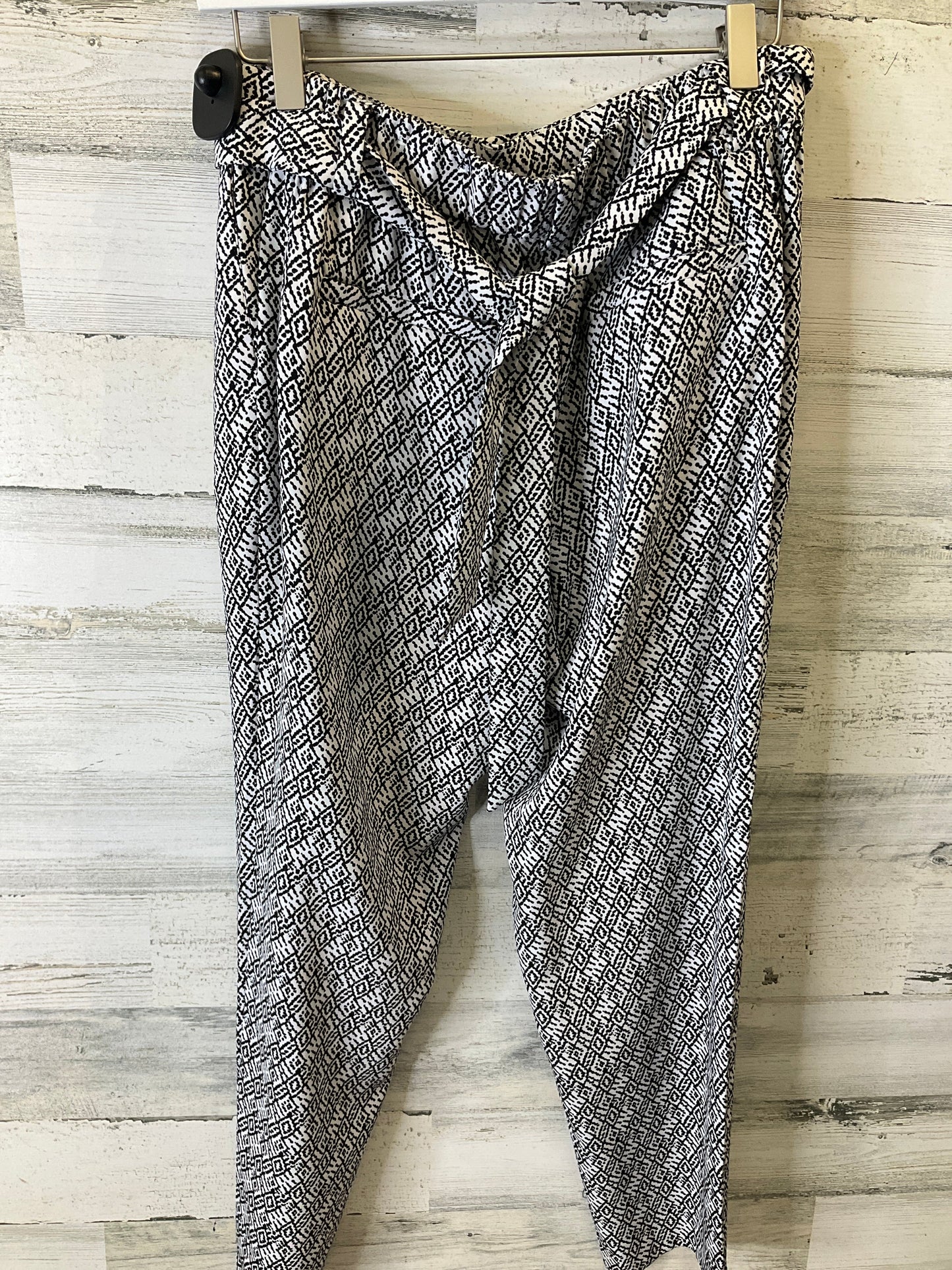 Pants Cropped By Chicos In Black & White, Size: 4