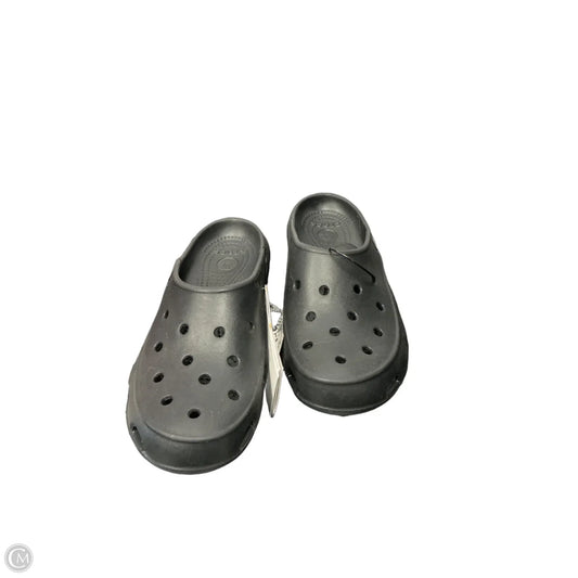 Shoes Flats By Crocs In Black, Size: 7
