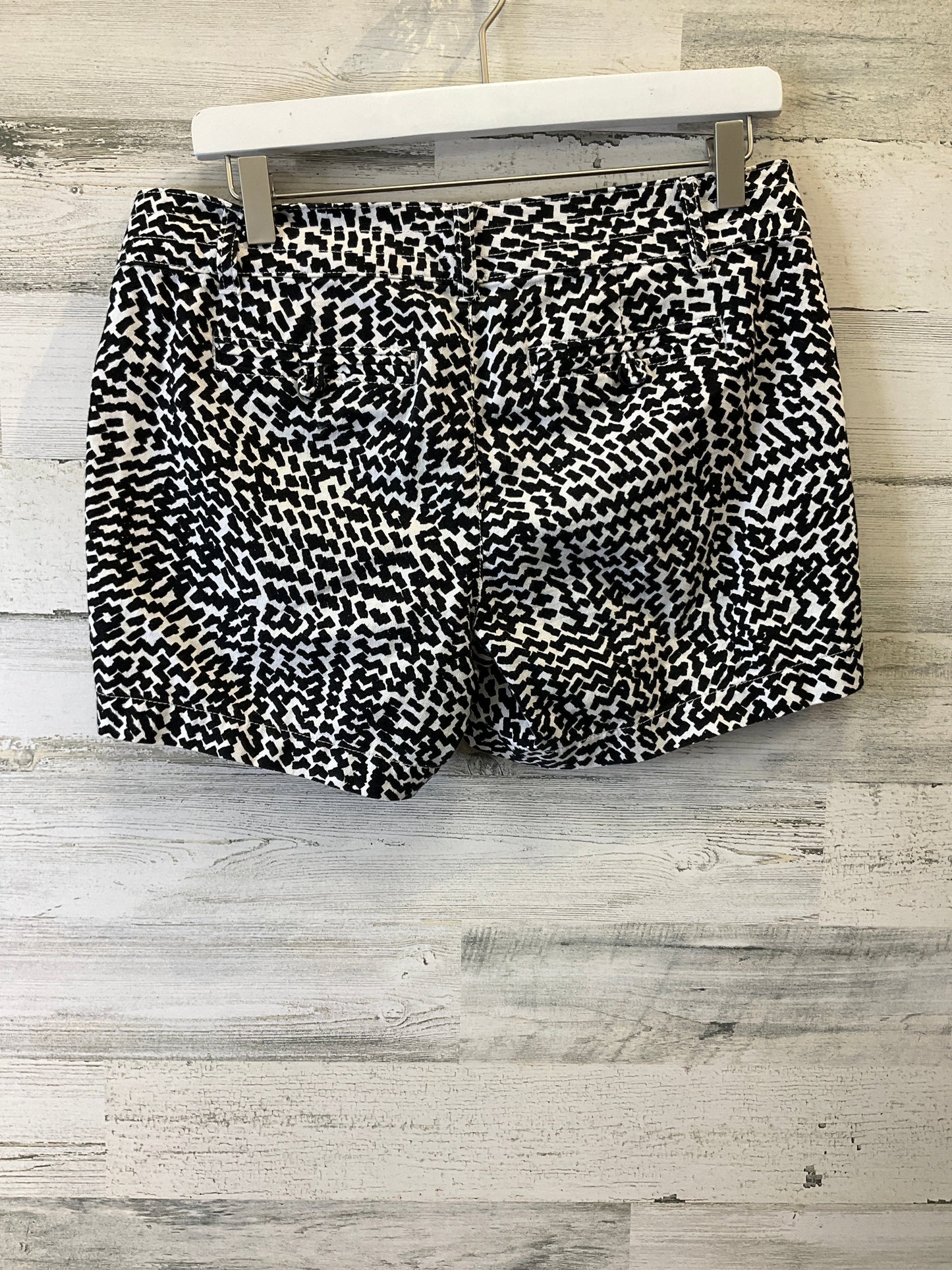 Black & White Shorts Banana Republic, Size 6