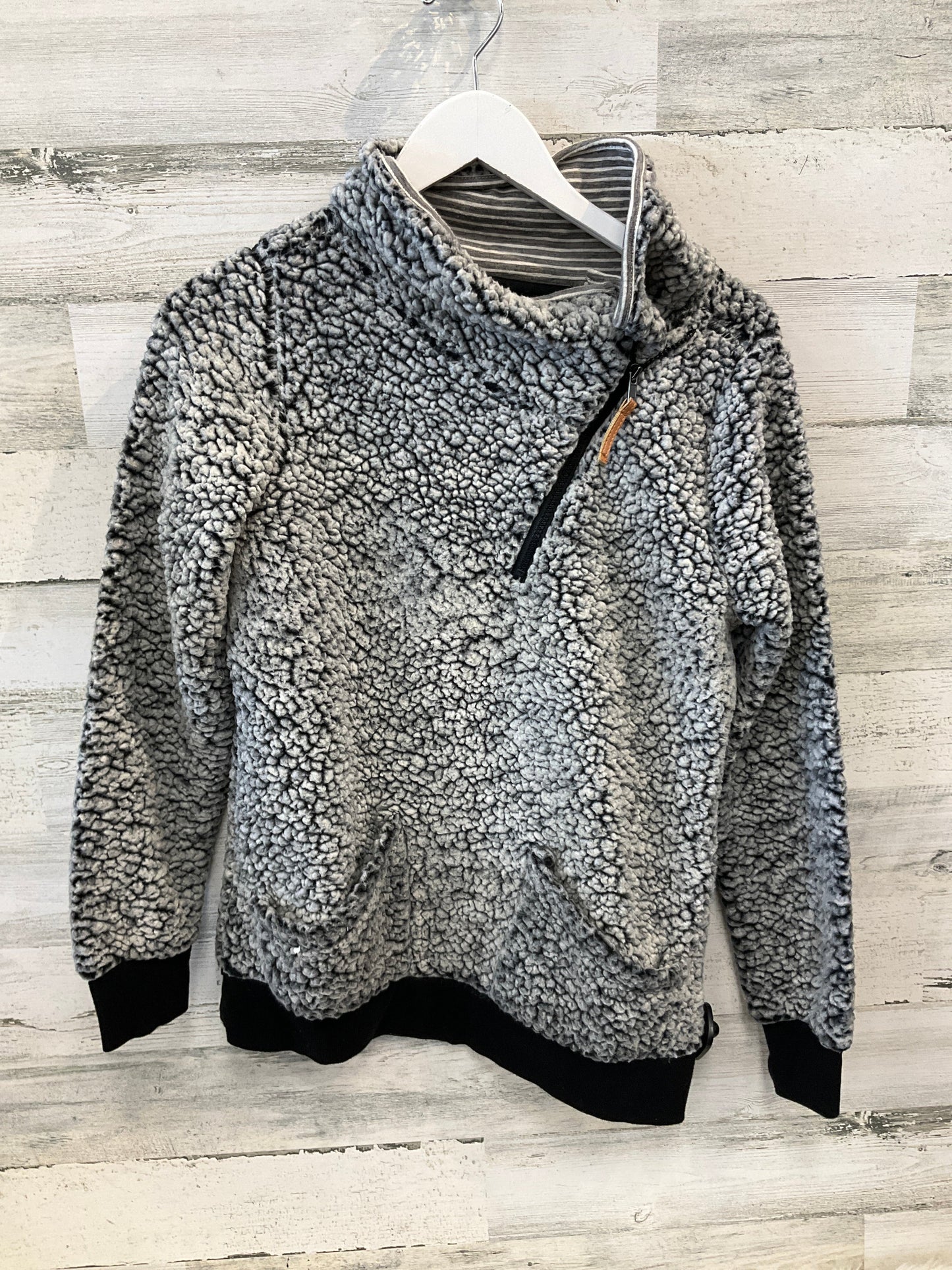 Top Long Sleeve By Maurices In Grey, Size: S