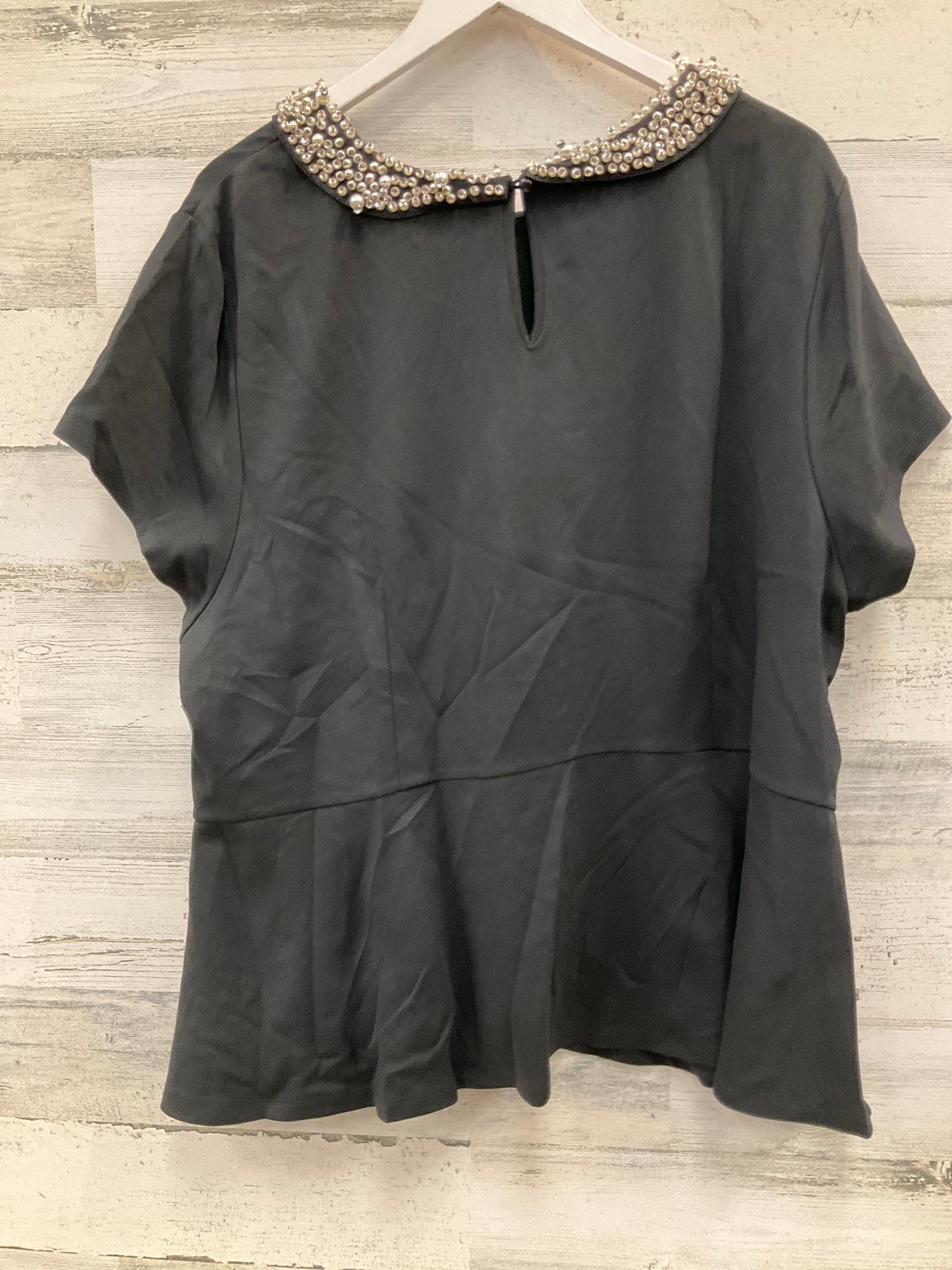 Top Short Sleeve By Carmen Marc Valvo In Black, Size: 3x