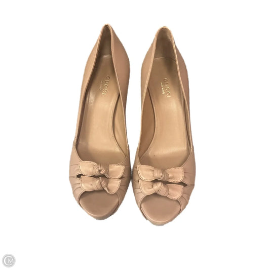 Shoes Luxury Designer By Gucci In Beige, Size: 6.5