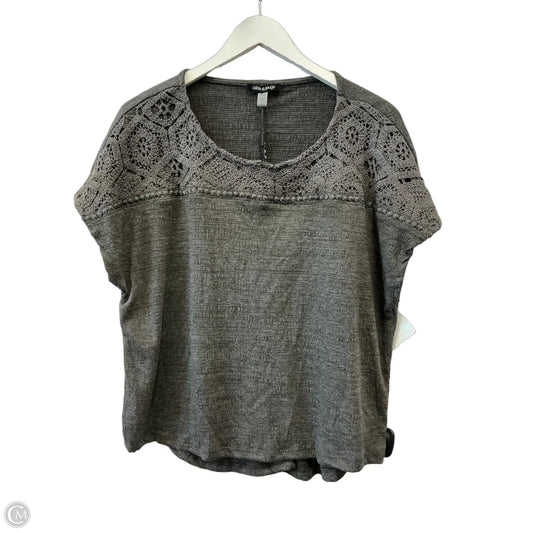 Top Short Sleeve By Cable And Gauge In Grey, Size: L