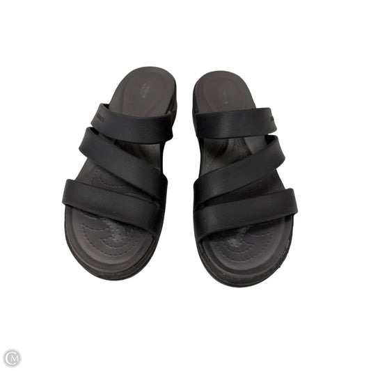 Sandals Flats By Crocs In Black, Size: 8