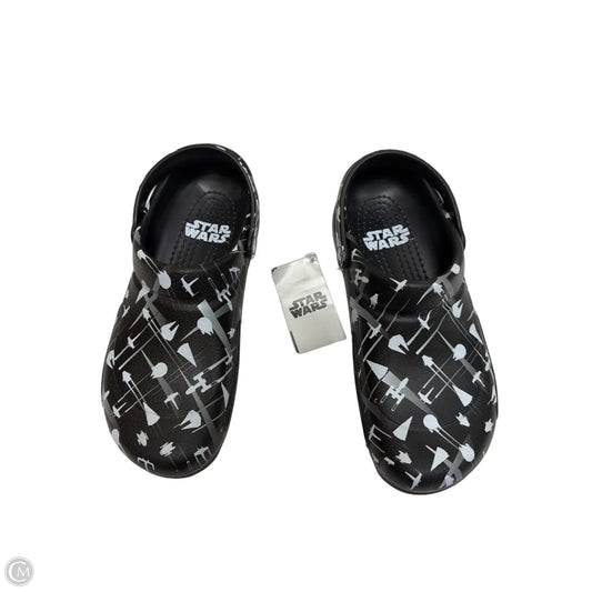 Shoes Flats By Crocs In Black & White, Size: 12
