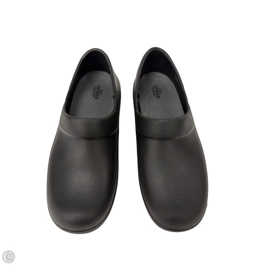 Shoes Flats By Crocs In Black, Size: 10