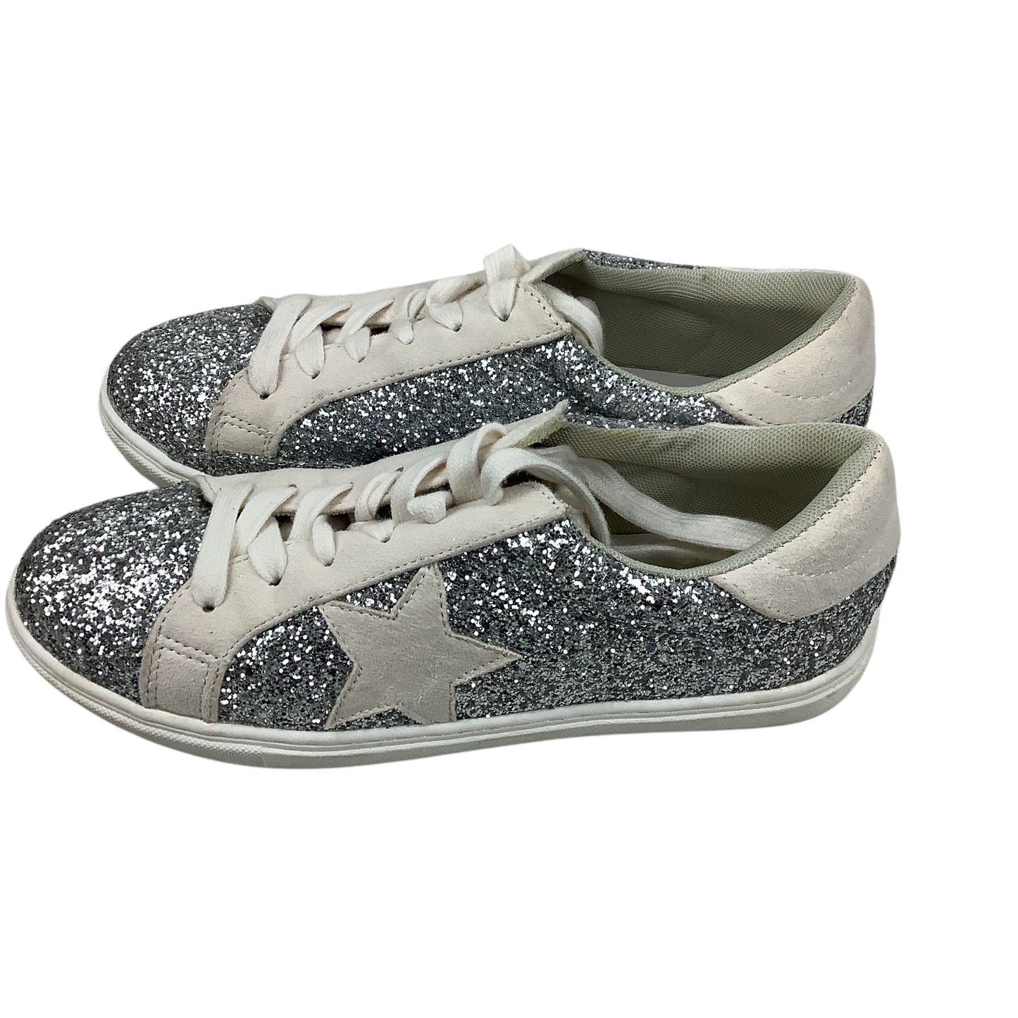 Shoes Sneakers By Clothes Mentor In Silver, Size: 9