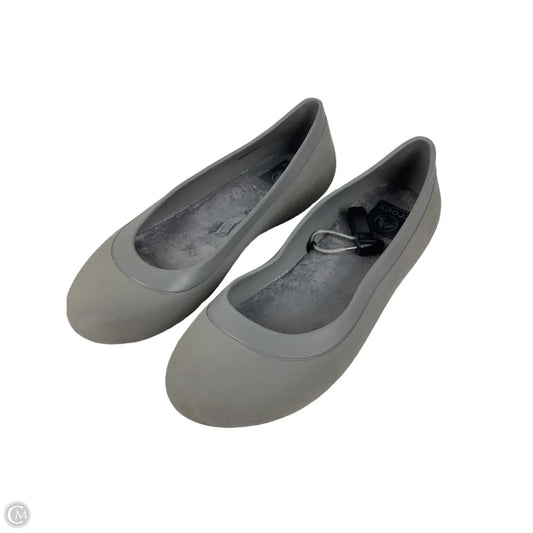 Shoes Flats By Crocs In Grey, Size: 9