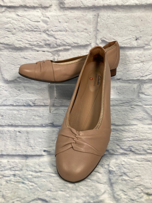 Shoes Flats By Clarks In Tan, Size: 9