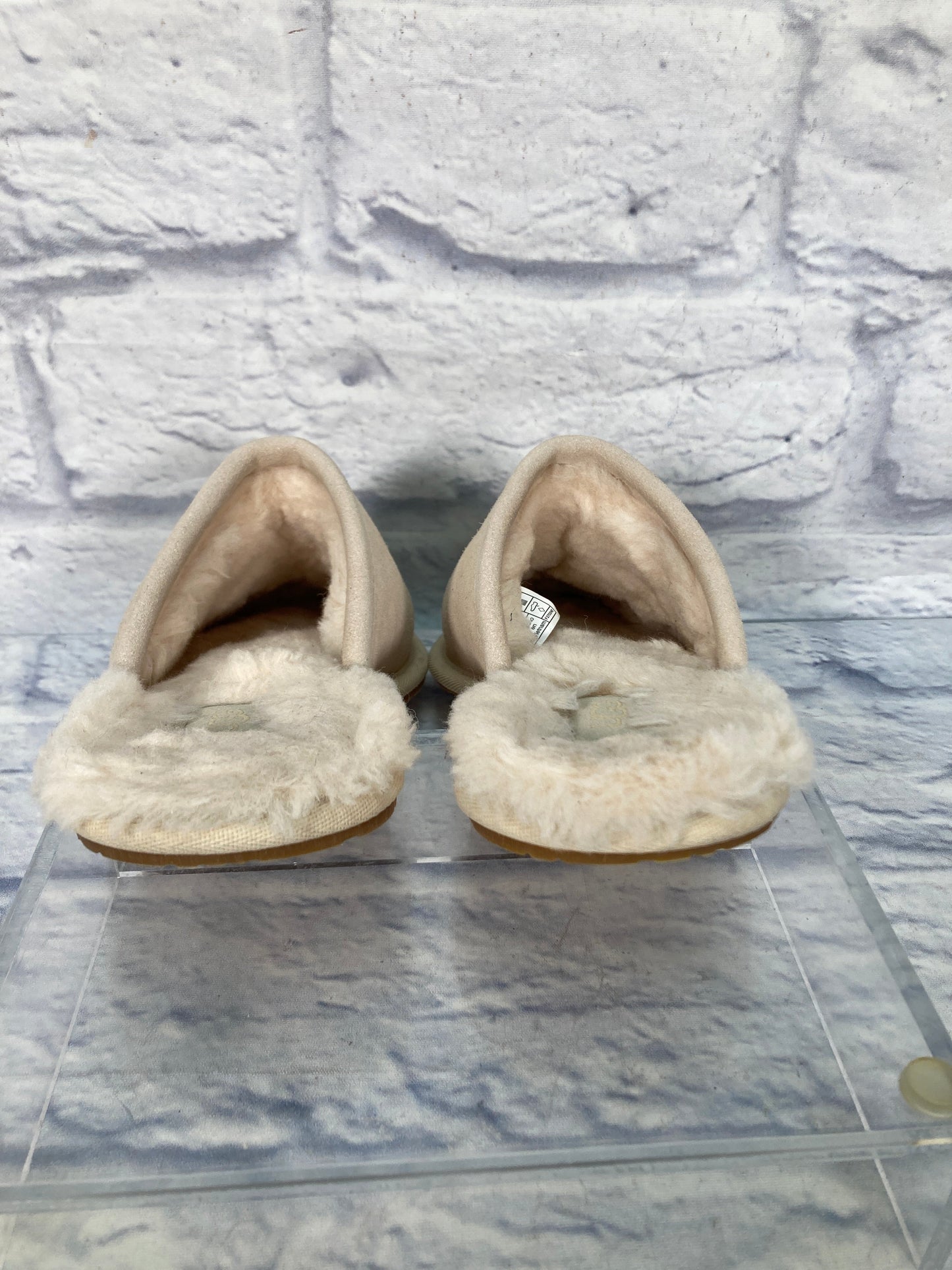 Slippers Designer By Ugg In Tan Size 8