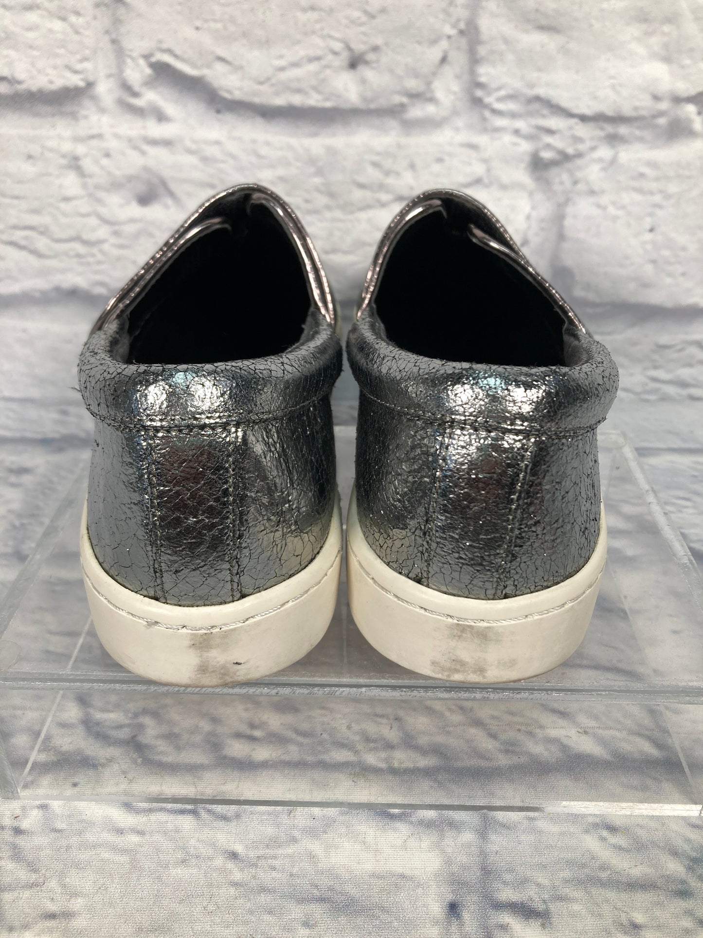 Shoes Sneakers By Isaac Mizrahi In Silver, Size: 9.5