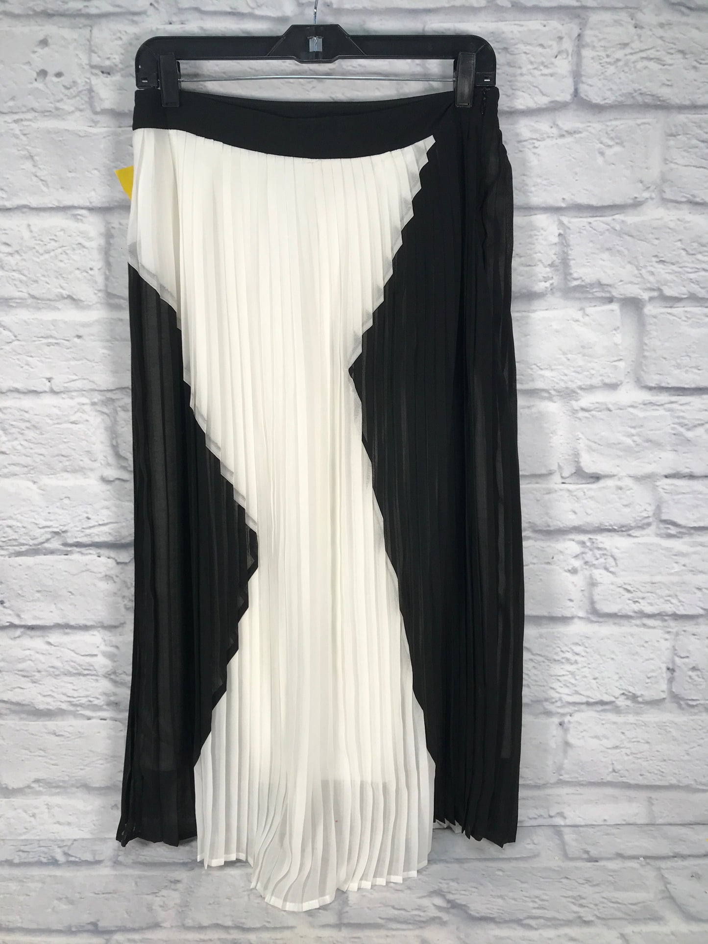 Skirt Maxi By Clothes Mentor In Black & White, Size: 8