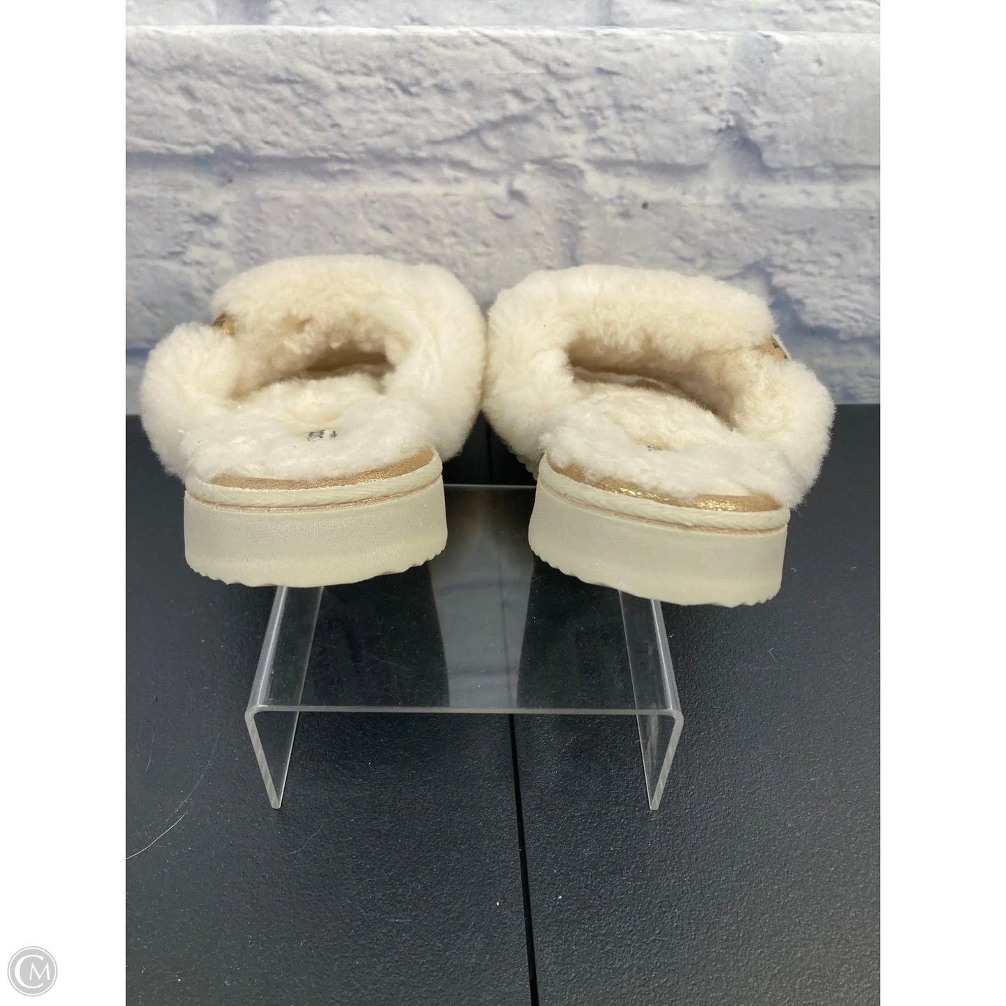 Slippers By Clothes Mentor In Cream, Size: 9