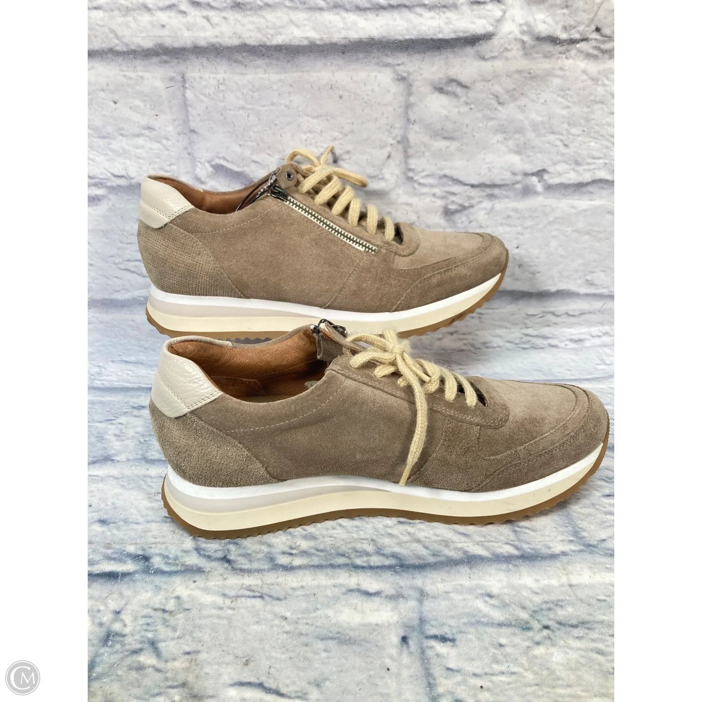 Shoes Sneakers By Clothes Mentor In Brown, Size: 9.5