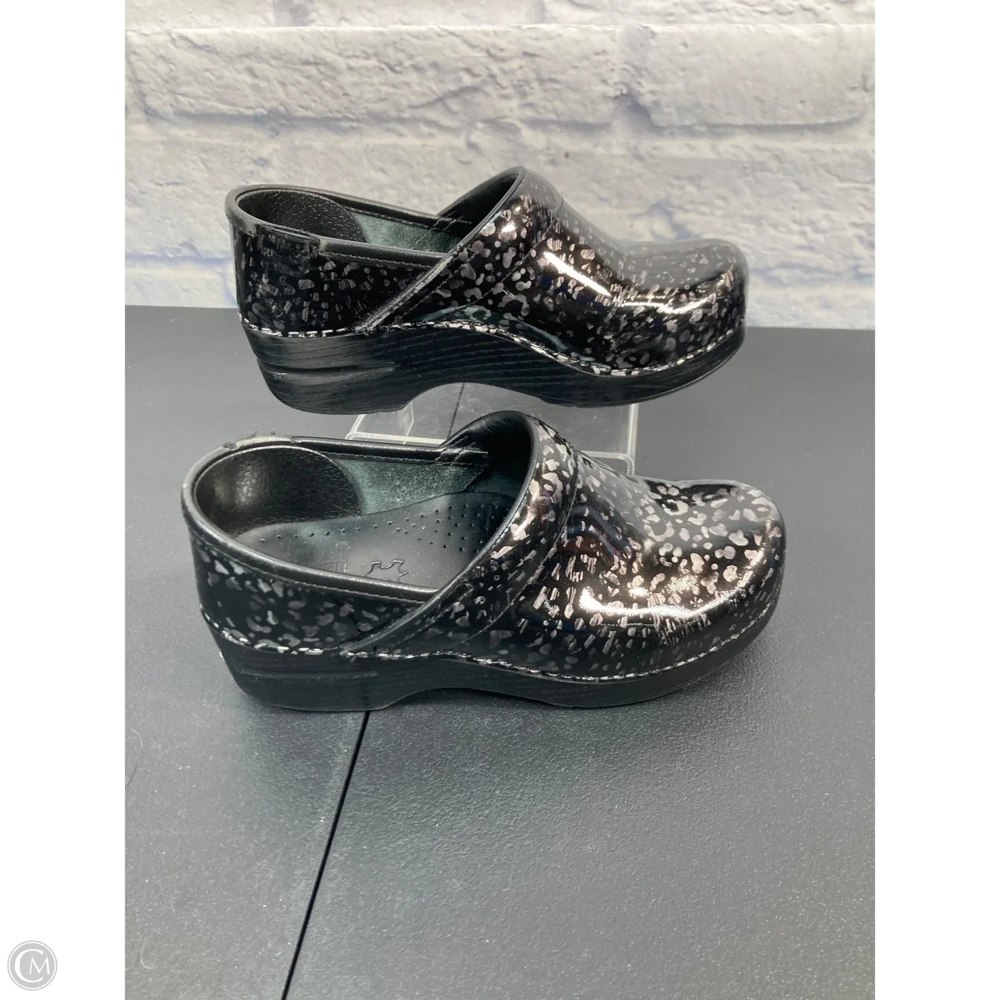 Shoes Flats By Clothes Mentor In Animal Print, Size: 6