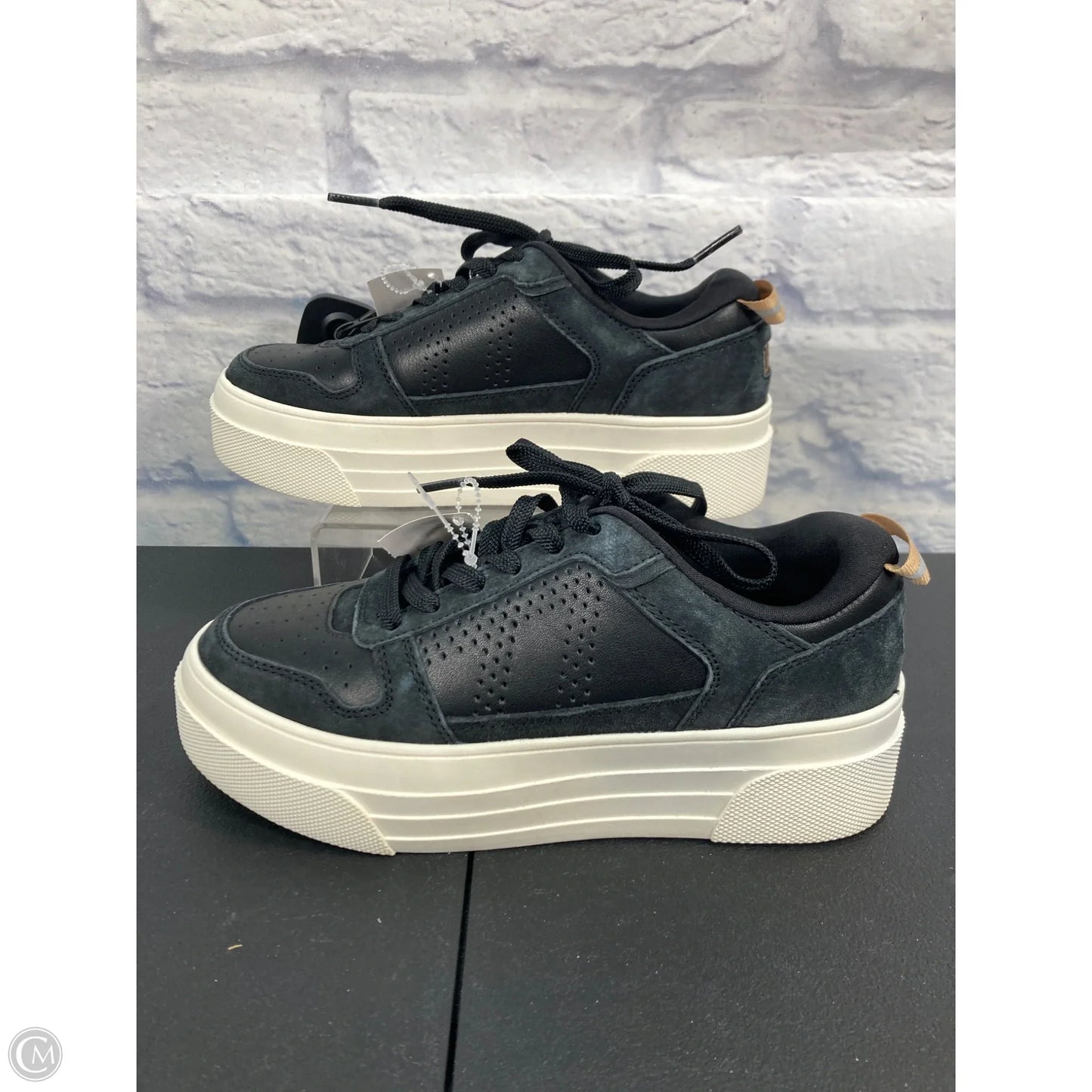 Shoes Sneakers By Clothes Mentor In Black, Size: 6