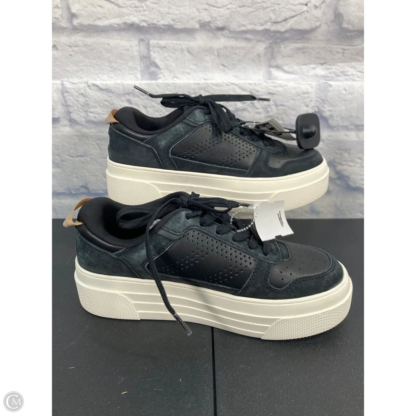 Shoes Sneakers By Clothes Mentor In Black, Size: 6